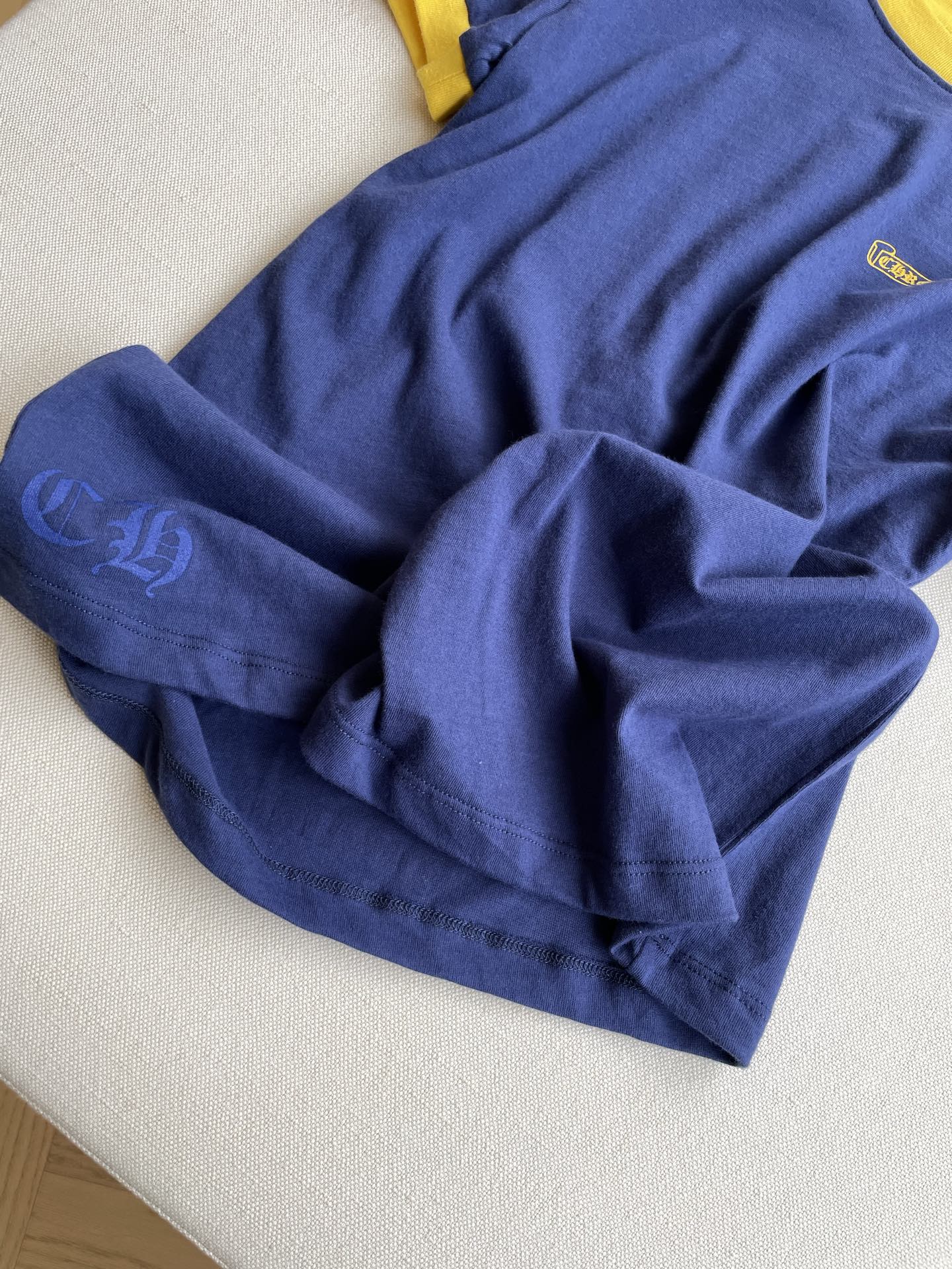 2021 Trend: Crocodile Channel’s Special Shoulder-Tee Suit in Yellow and Blue - 图片 4