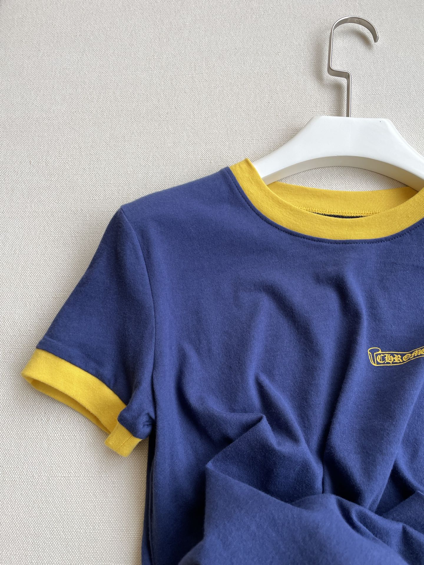 2021 Trend: Crocodile Channel’s Special Shoulder-Tee Suit in Yellow and Blue - 图片 3