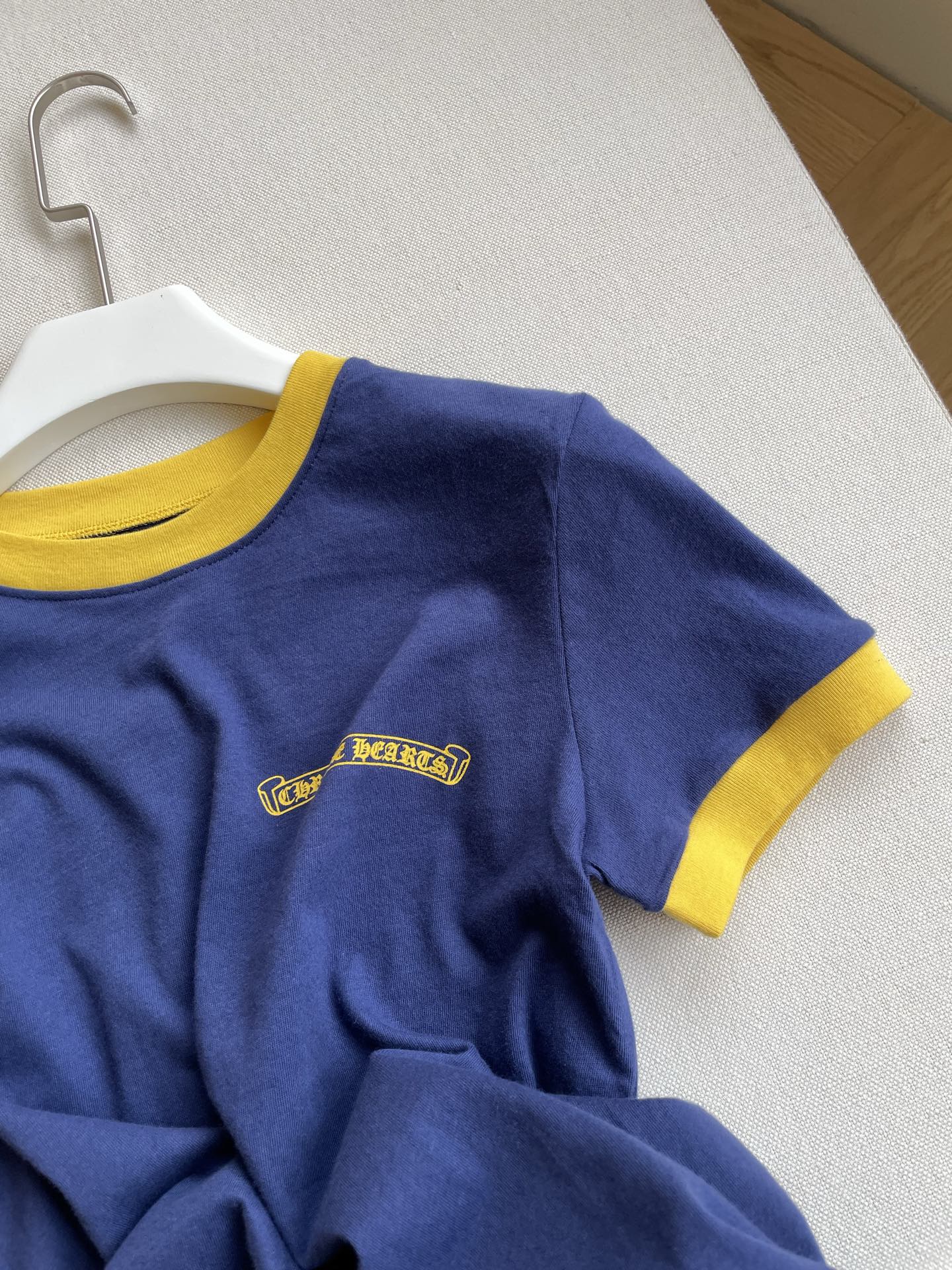 2021 Trend: Crocodile Channel’s Special Shoulder-Tee Suit in Yellow and Blue - 图片 5