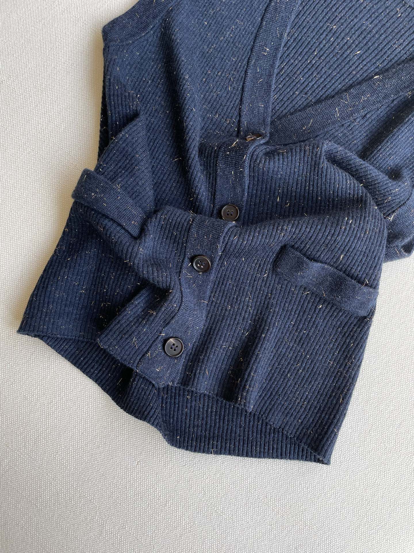 “Silver Thread-Weave Vest with V-Collar Neckline for Autumn and Winter” - 图片 4