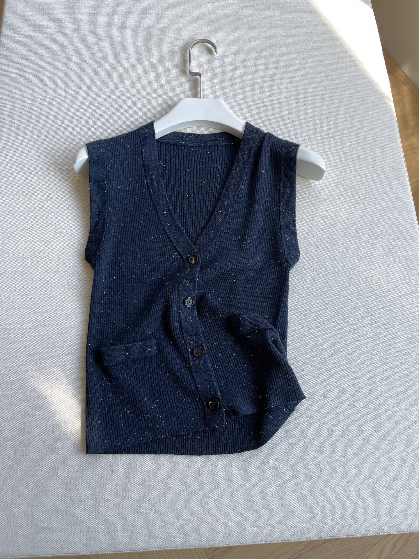 “Silver Thread-Weave Vest with V-Collar Neckline for Autumn and Winter”