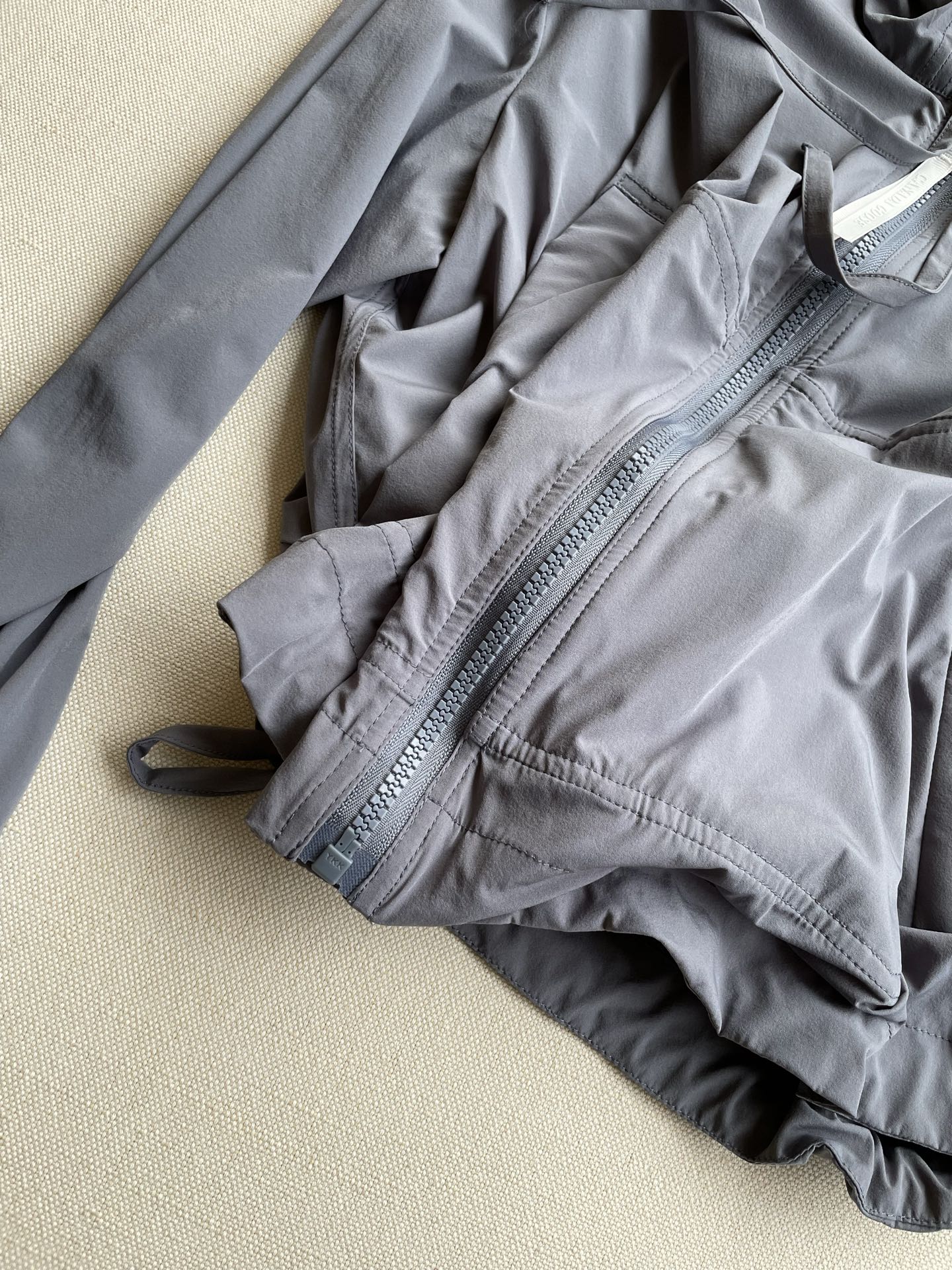 Kaslo Short Windproof Jacket with Double Hood and Ballistic Cuff in Dark Gray Pink - 图片 4