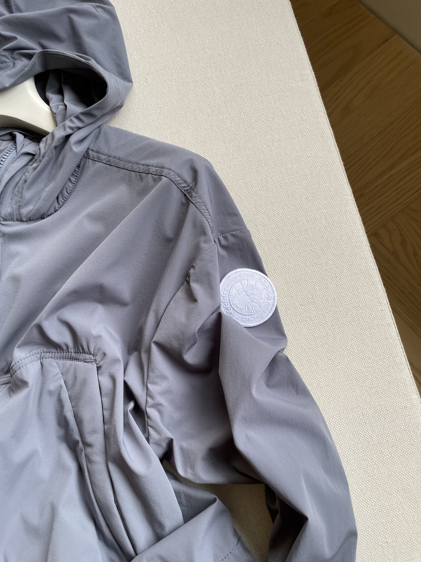 Kaslo Short Windproof Jacket with Double Hood and Ballistic Cuff in Dark Gray Pink - 图片 5