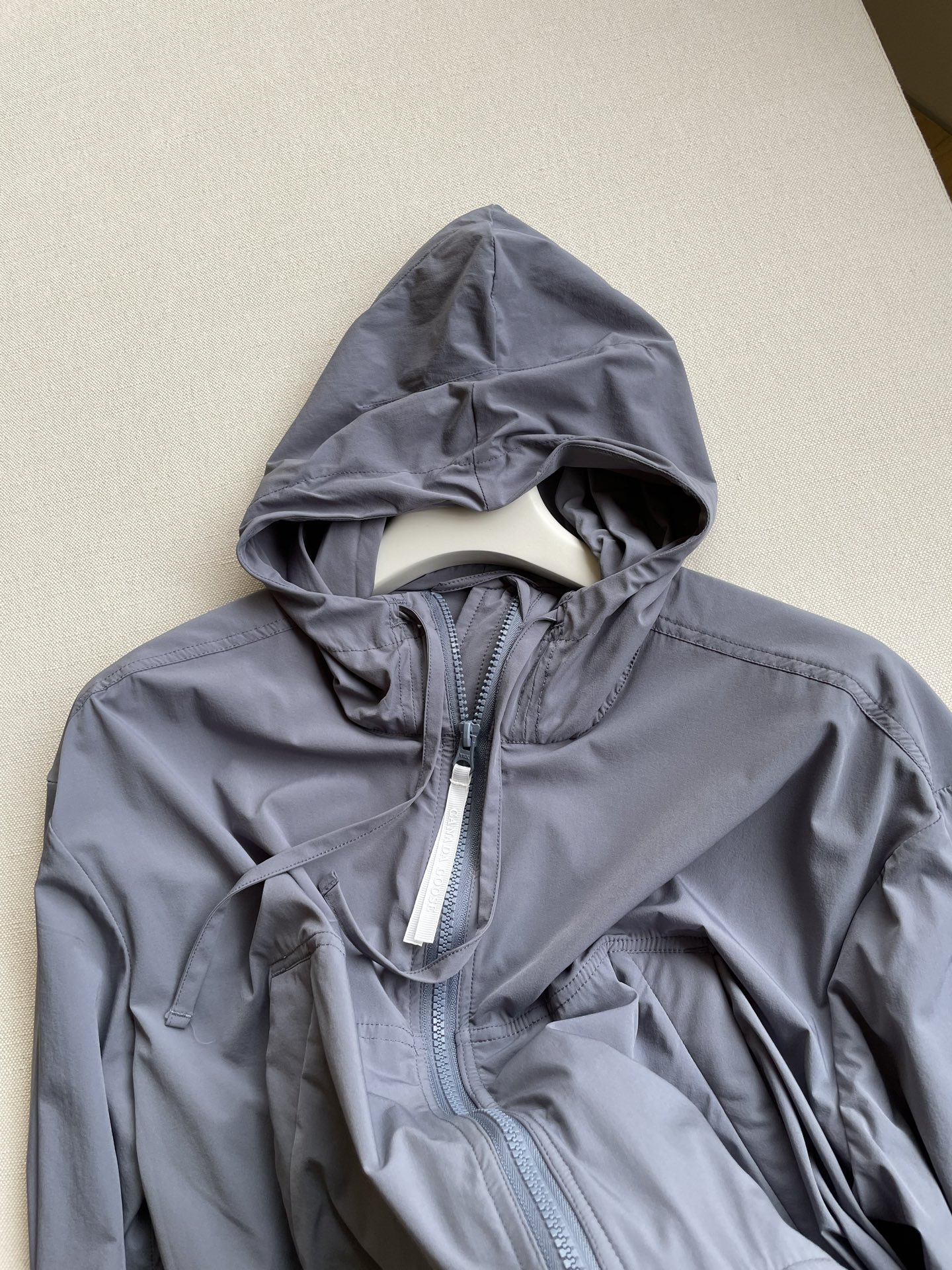 Kaslo Short Windproof Jacket with Double Hood and Ballistic Cuff in Dark Gray Pink - 图片 2