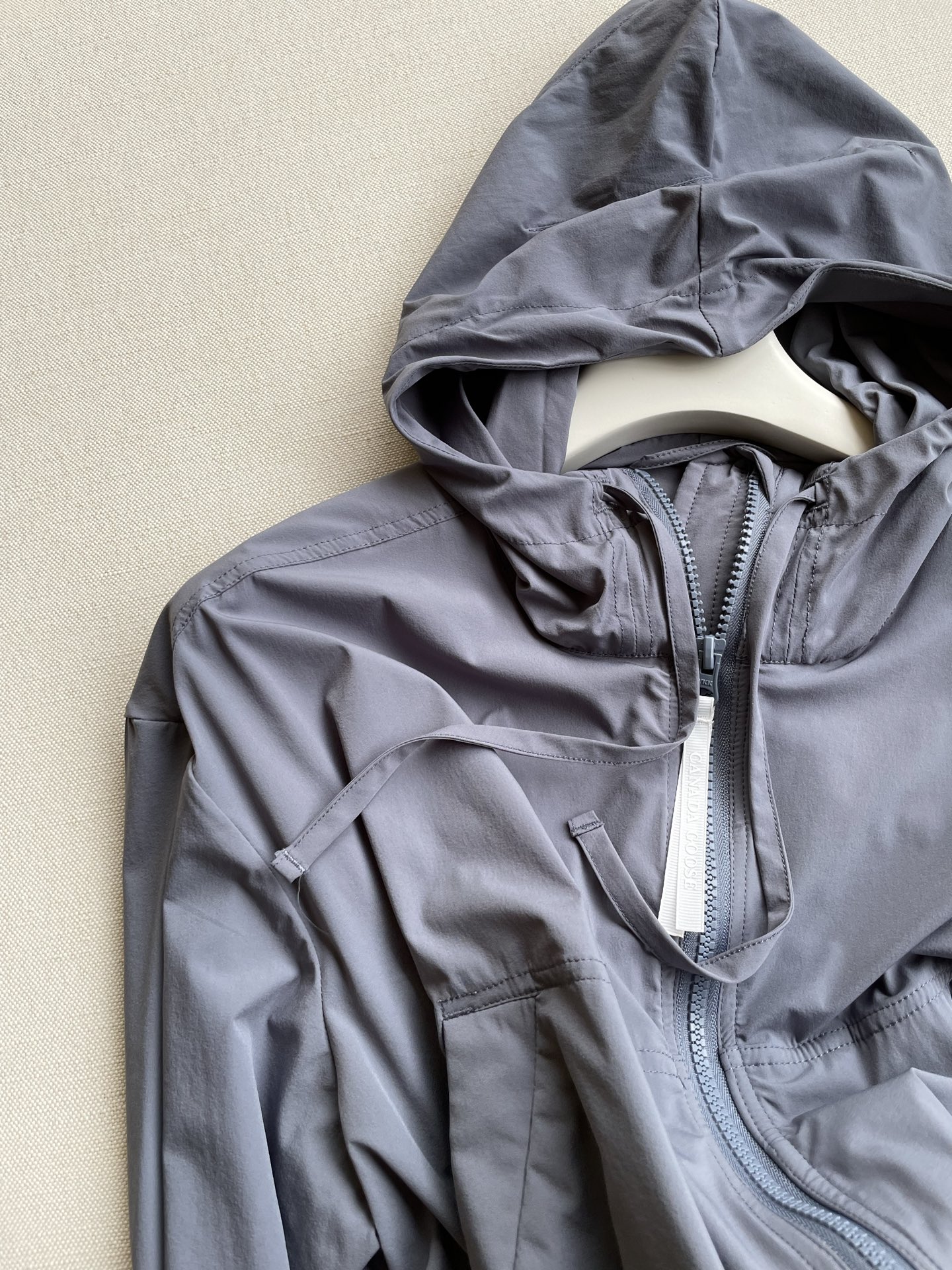 Kaslo Short Windproof Jacket with Double Hood and Ballistic Cuff in Dark Gray Pink - 图片 3