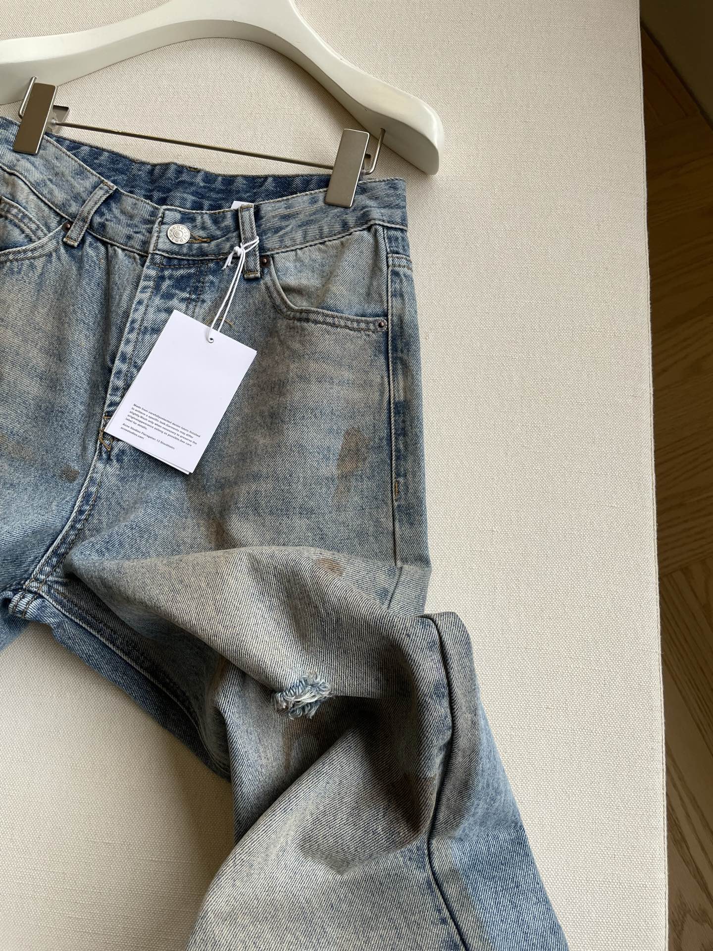 “Single-Size Female Suit with ACNE Packaging: Broken-Hole Design Jeans in Sizes 26-28” - 图片 4