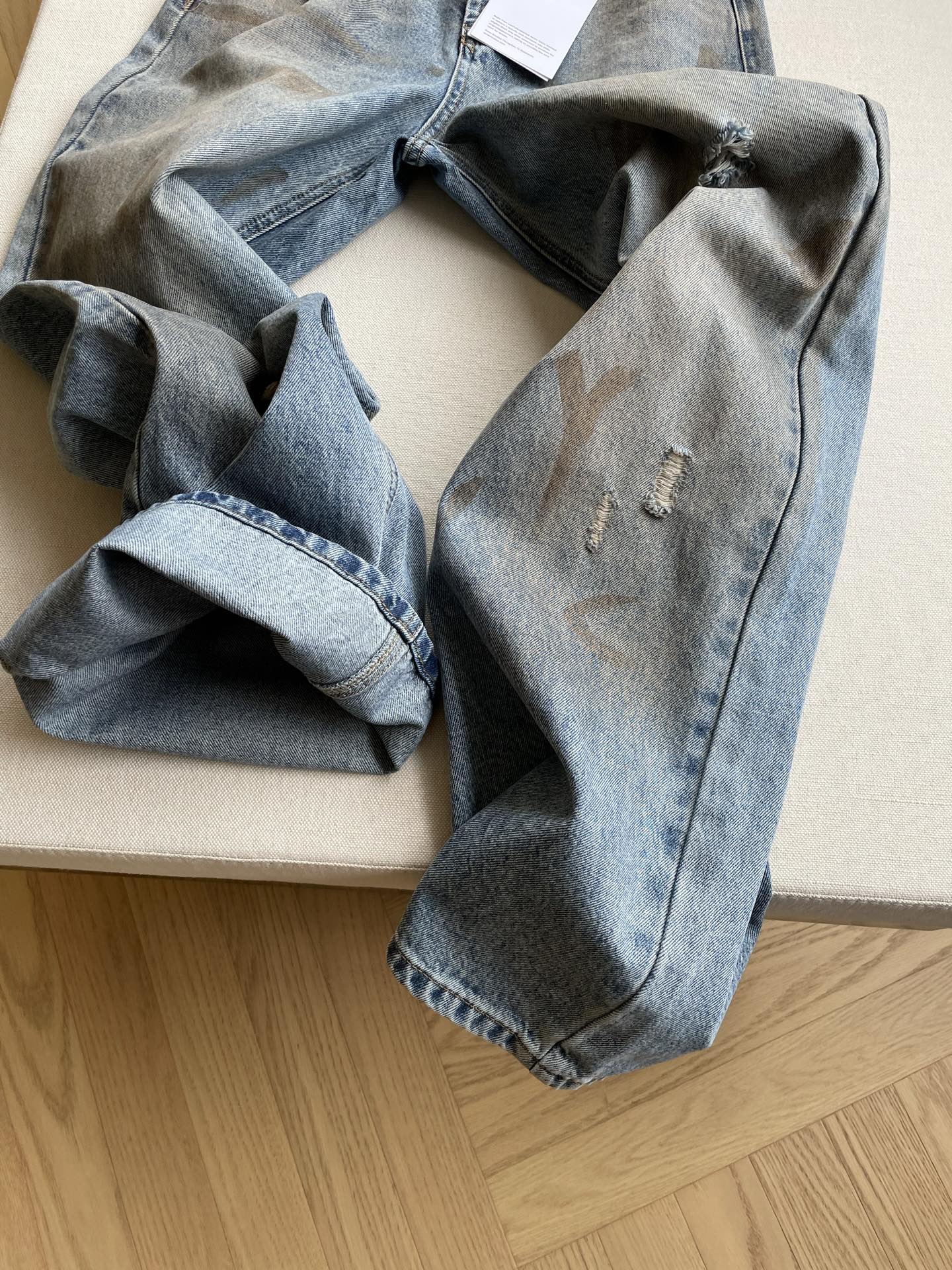 “Single-Size Female Suit with ACNE Packaging: Broken-Hole Design Jeans in Sizes 26-28” - 图片 3
