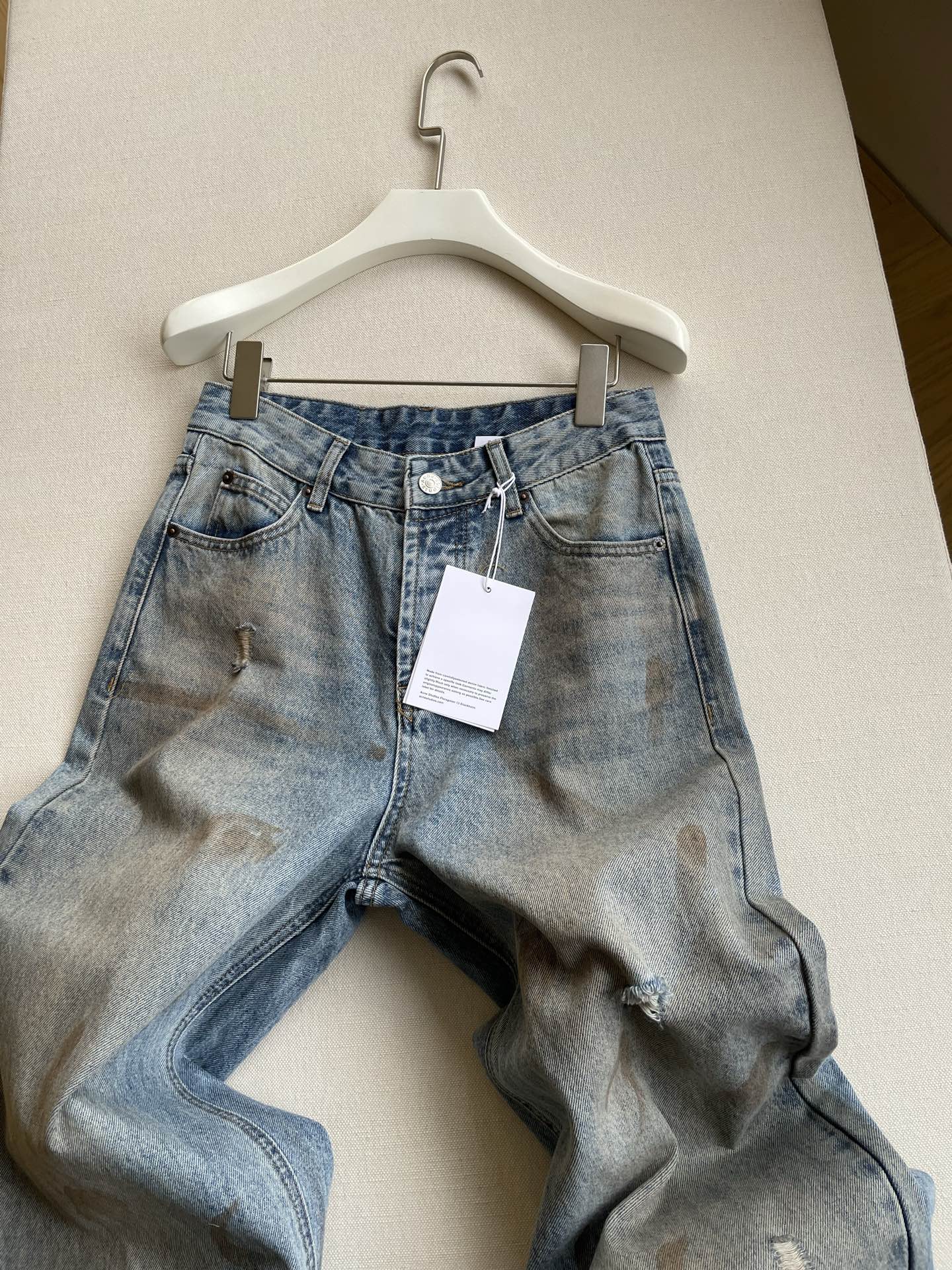“Single-Size Female Suit with ACNE Packaging: Broken-Hole Design Jeans in Sizes 26-28”