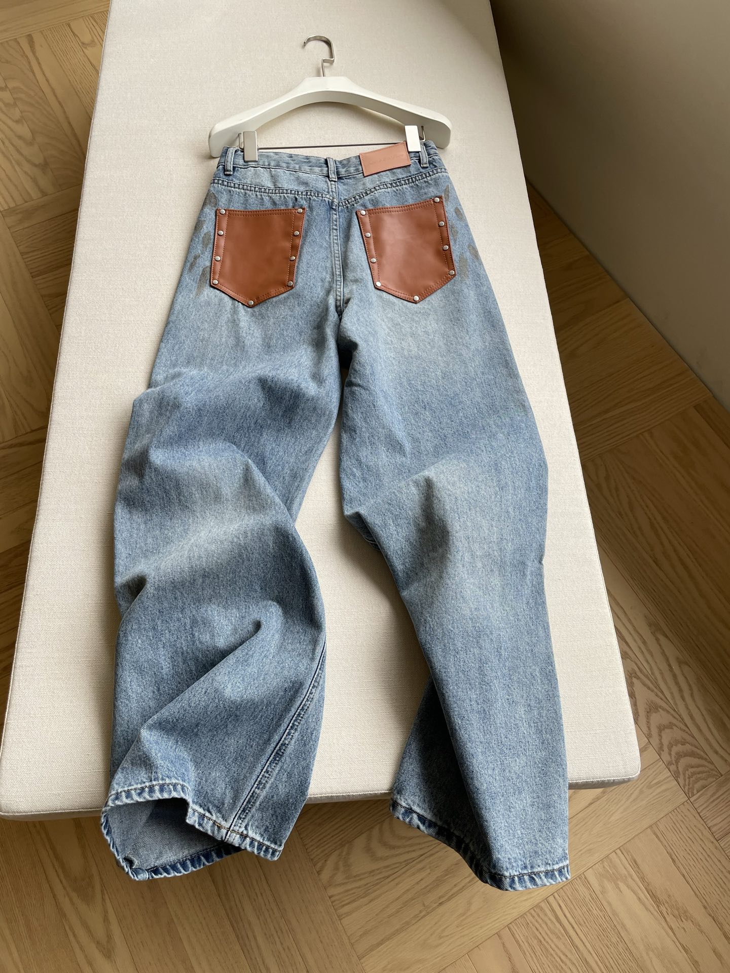 “Single-Size Female Suit with ACNE Packaging: Broken-Hole Design Jeans in Sizes 26-28” - 图片 7