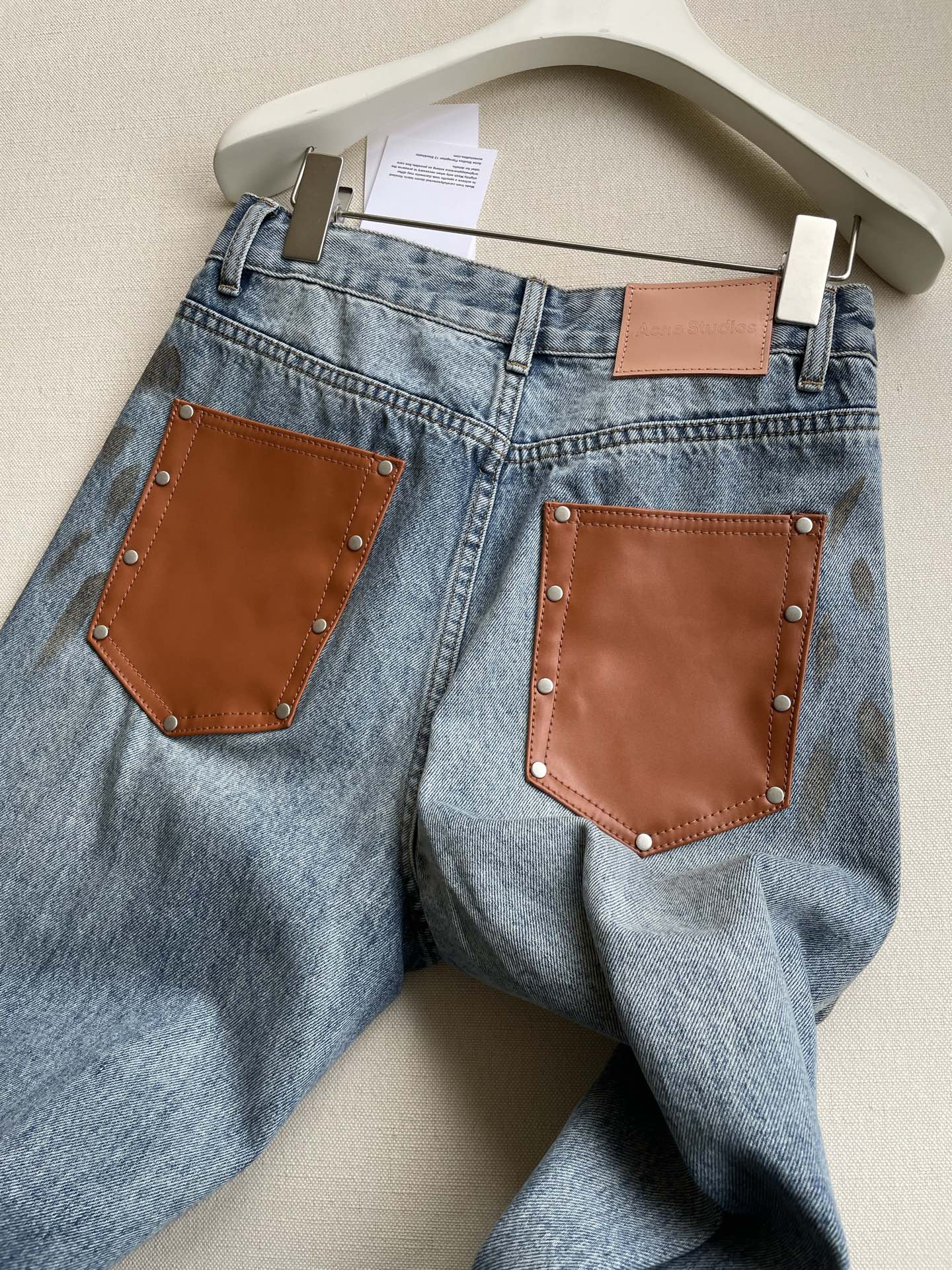 “Single-Size Female Suit with ACNE Packaging: Broken-Hole Design Jeans in Sizes 26-28” - 图片 8