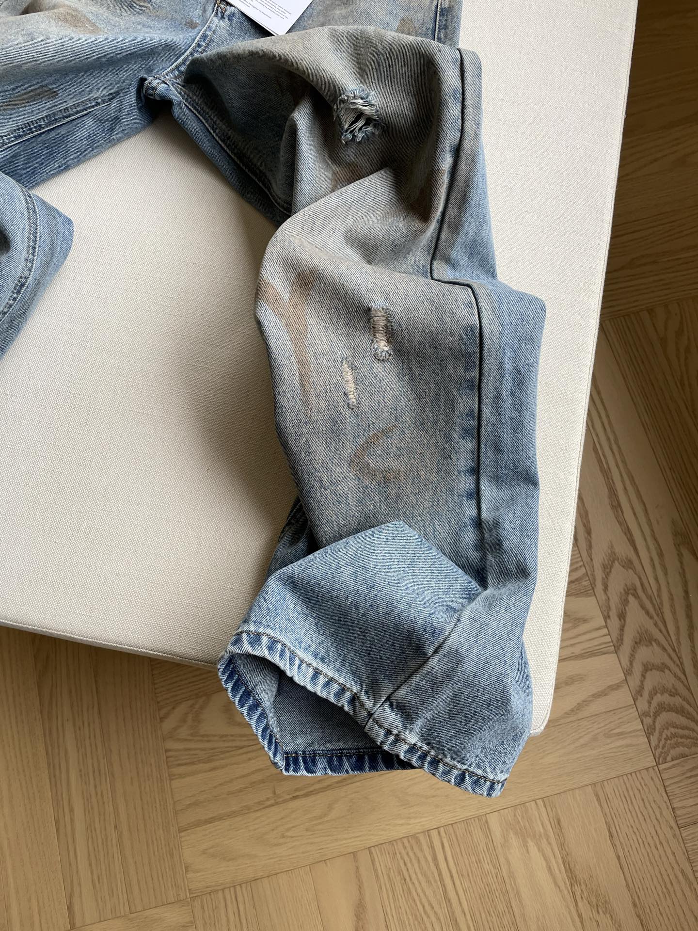 “Single-Size Female Suit with ACNE Packaging: Broken-Hole Design Jeans in Sizes 26-28” - 图片 5