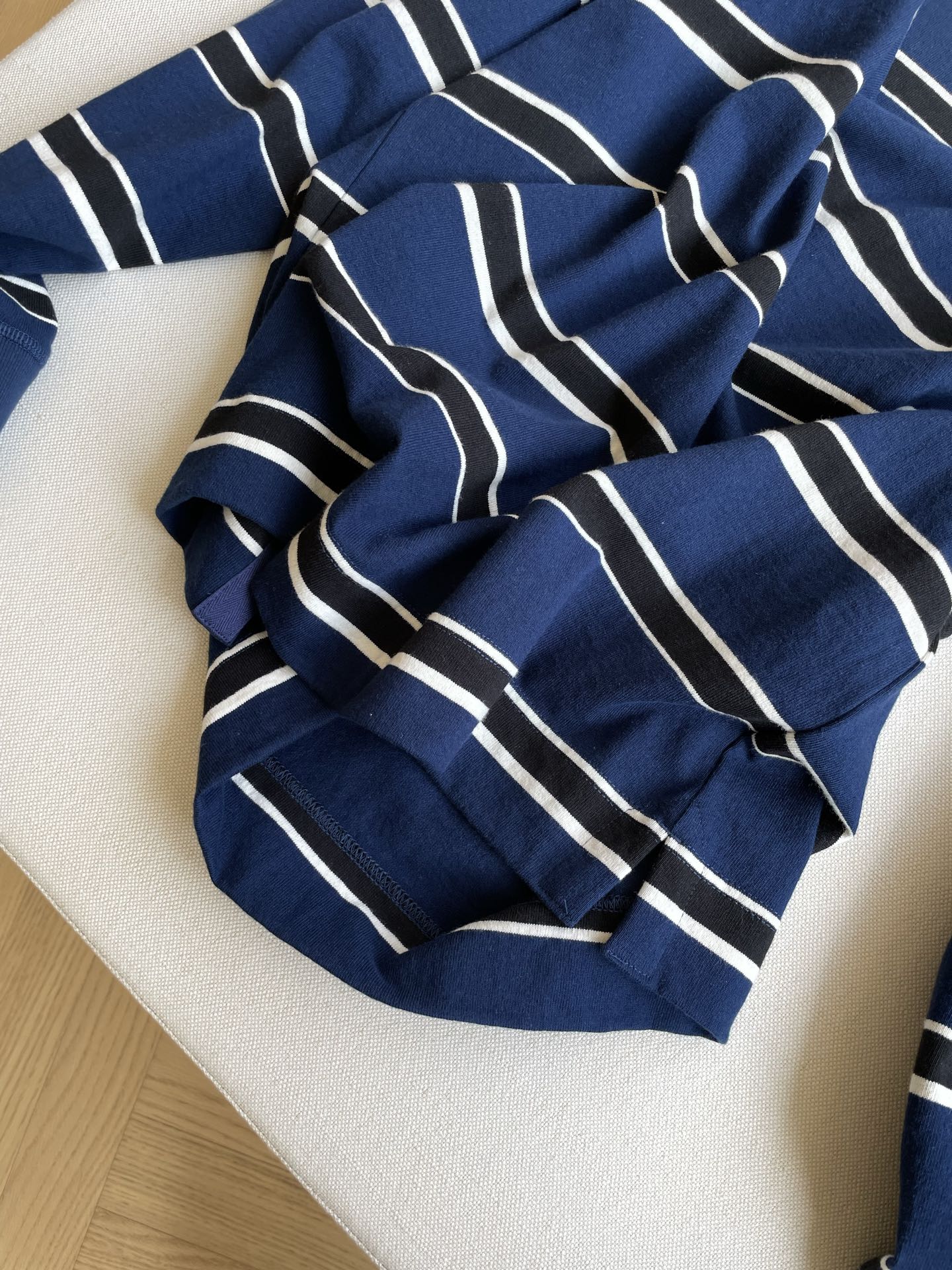 Organic Cotton Striped Suit with Hand-Drawn Pattern and Needle Foot Details – Margaret Howell SEO Title: “Margaret Howell Organic Cotton Striped Suit with Hand-Drawn Pattern and Needle Foot - 图片 4