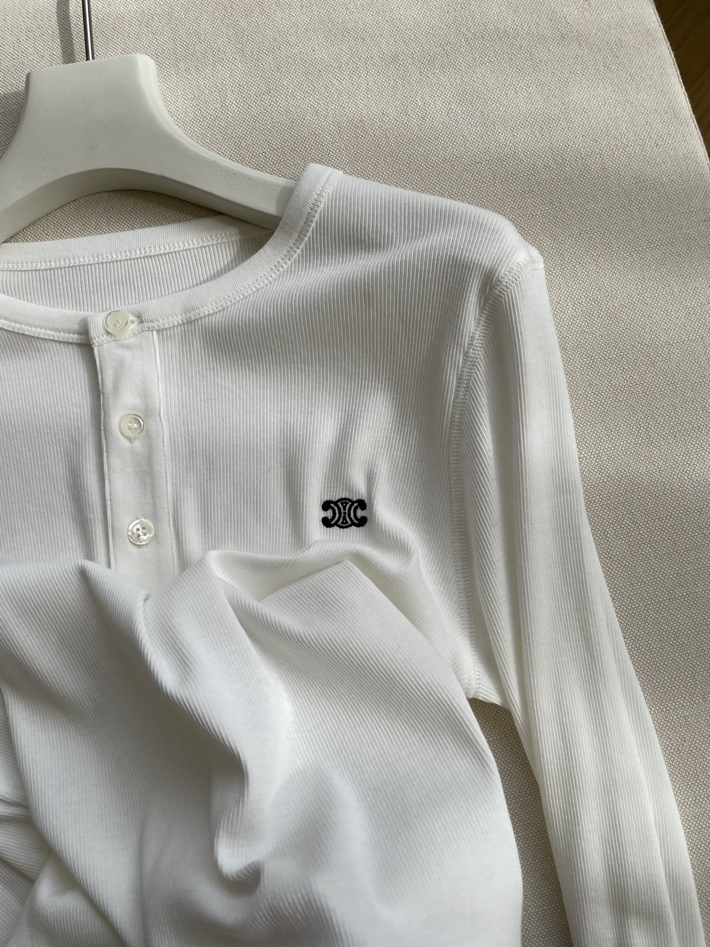 “Stylish Women’s Long-Sleeve Cotton Suit with Logo Embroidery for Autumn” - 图片 5