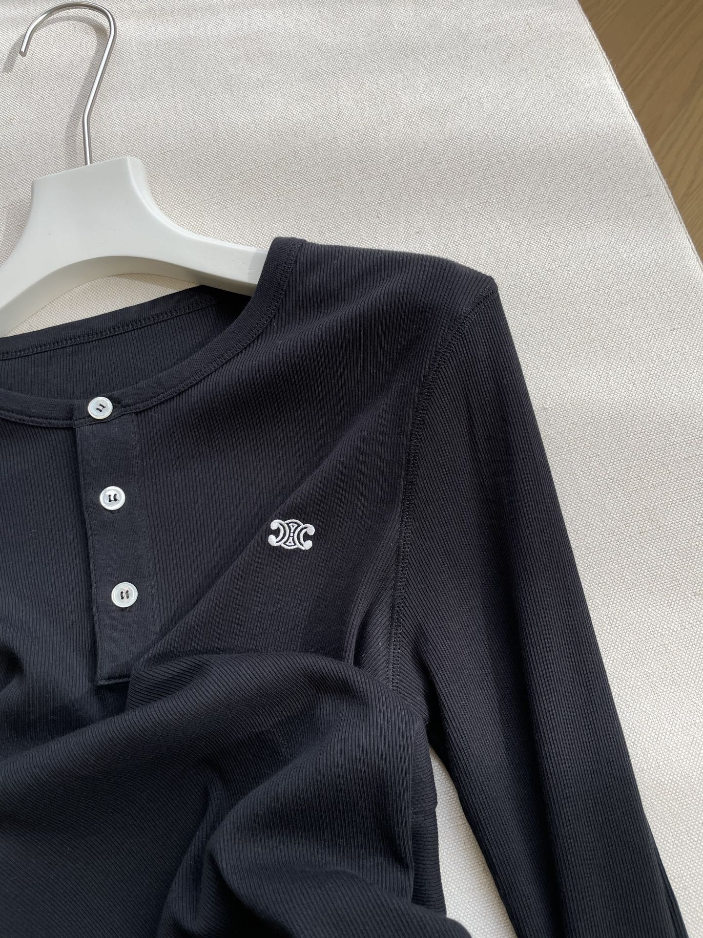 “Single Female Long-Sleeve Cotton Suit with Logo Embroidery – Lightweight and Comfortable for Autumn” - 图片 5