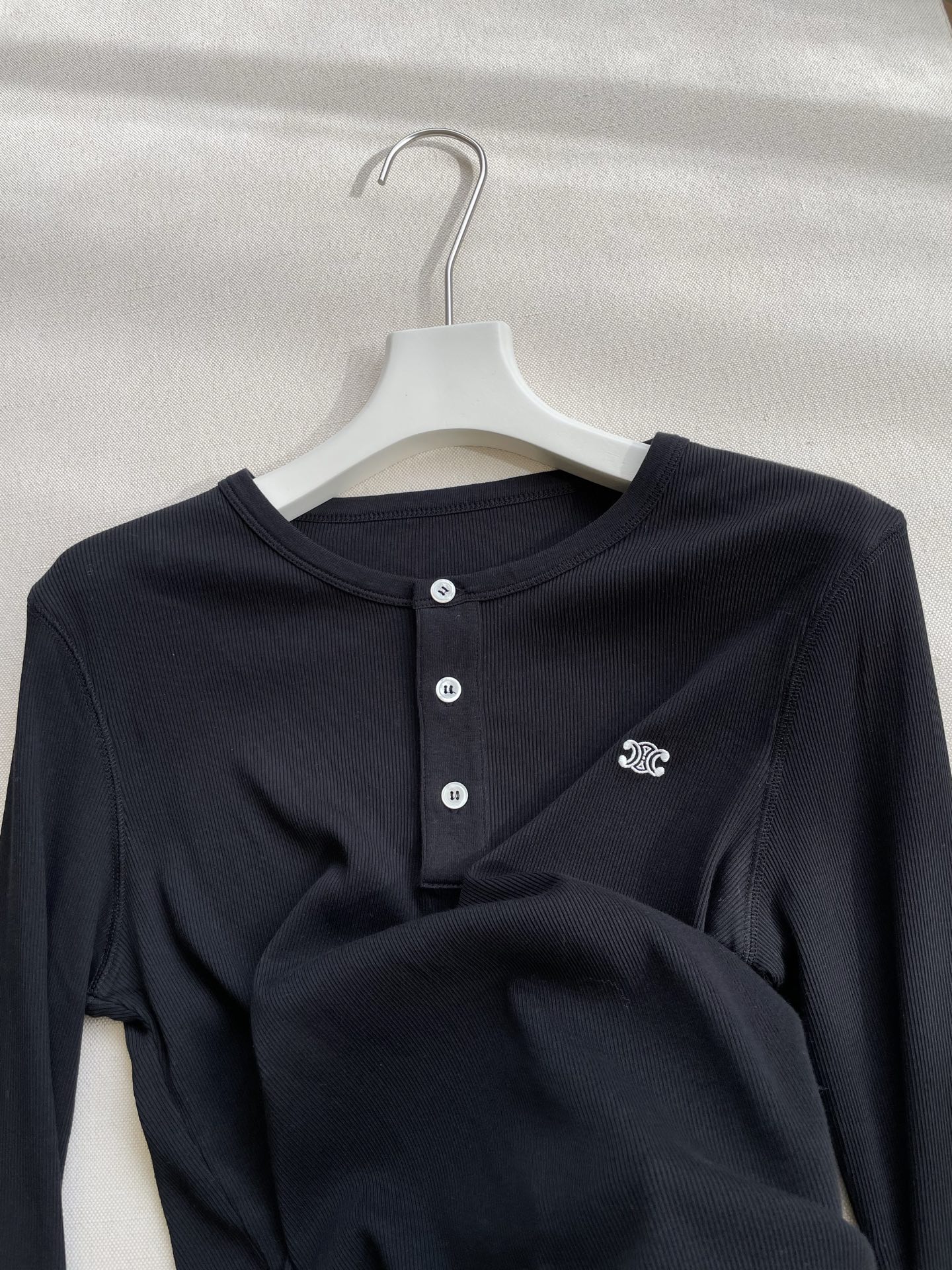 “Single Female Long-Sleeve Cotton Suit with Logo Embroidery – Lightweight and Comfortable for Autumn” - 图片 2