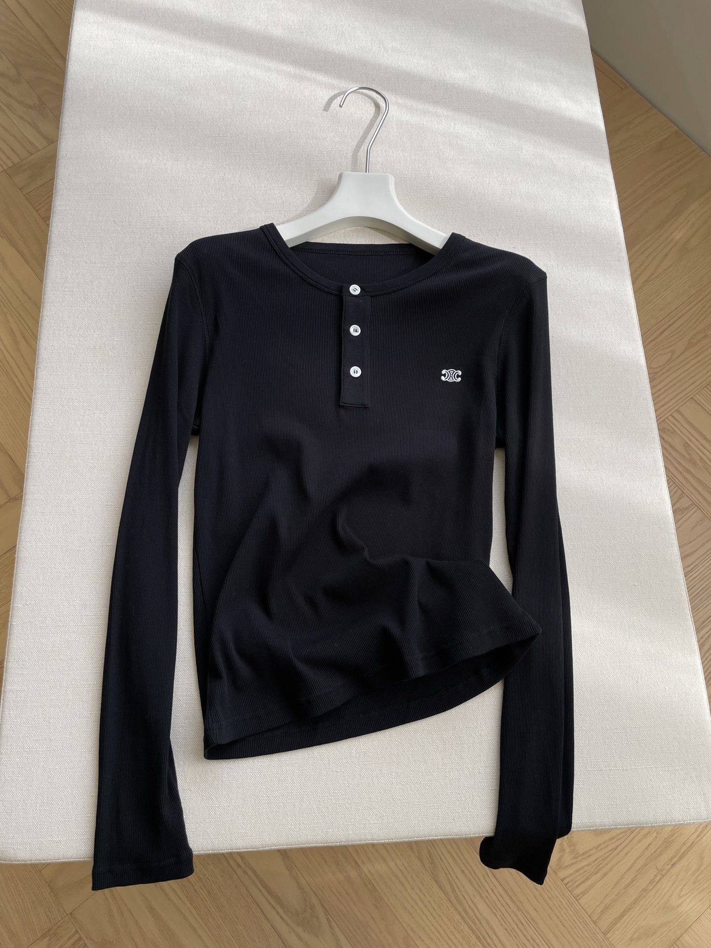“Single Female Long-Sleeve Cotton Suit with Logo Embroidery – Lightweight and Comfortable for Autumn”