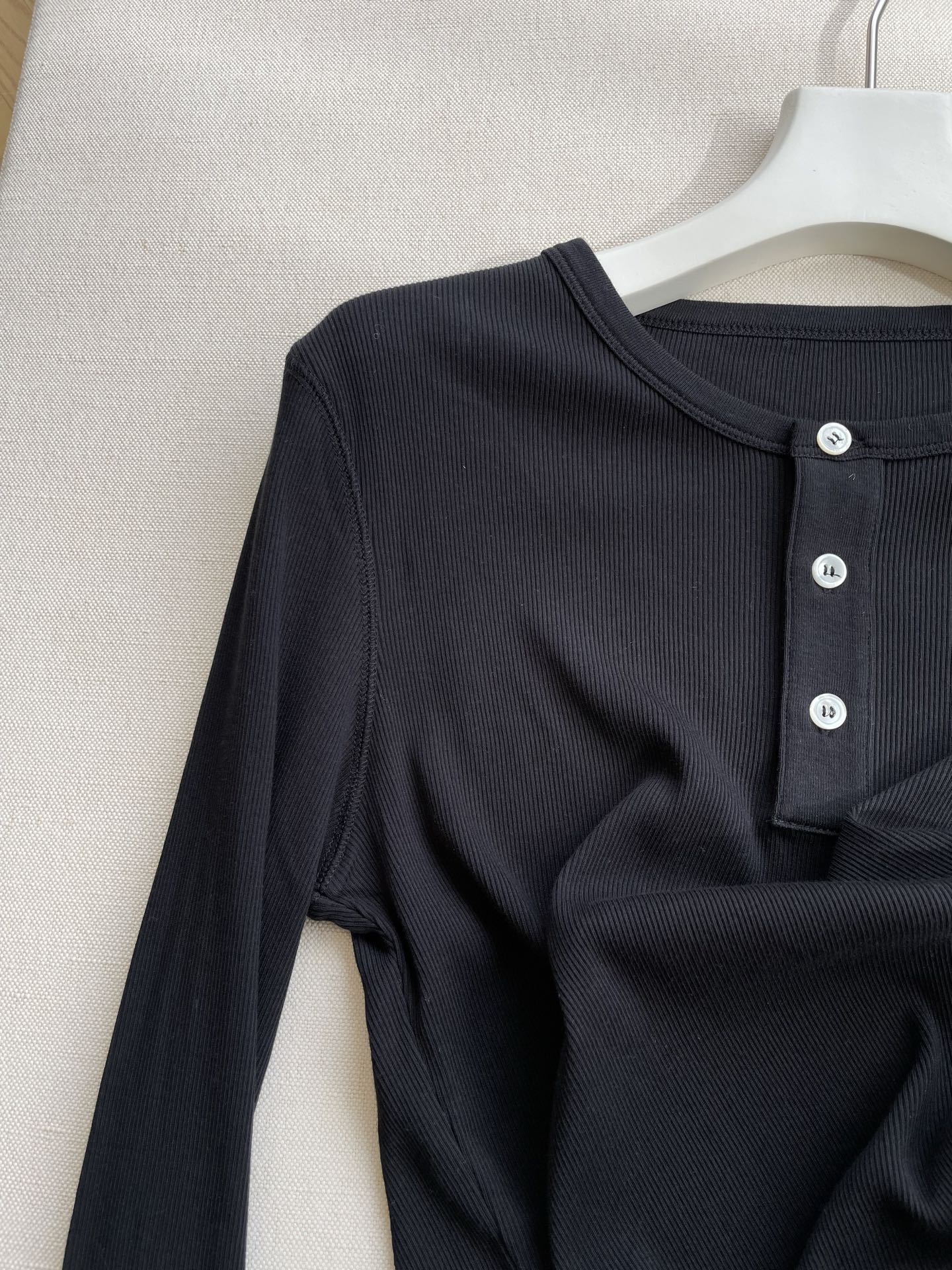 “Single Female Long-Sleeve Cotton Suit with Logo Embroidery – Lightweight and Comfortable for Autumn” - 图片 3
