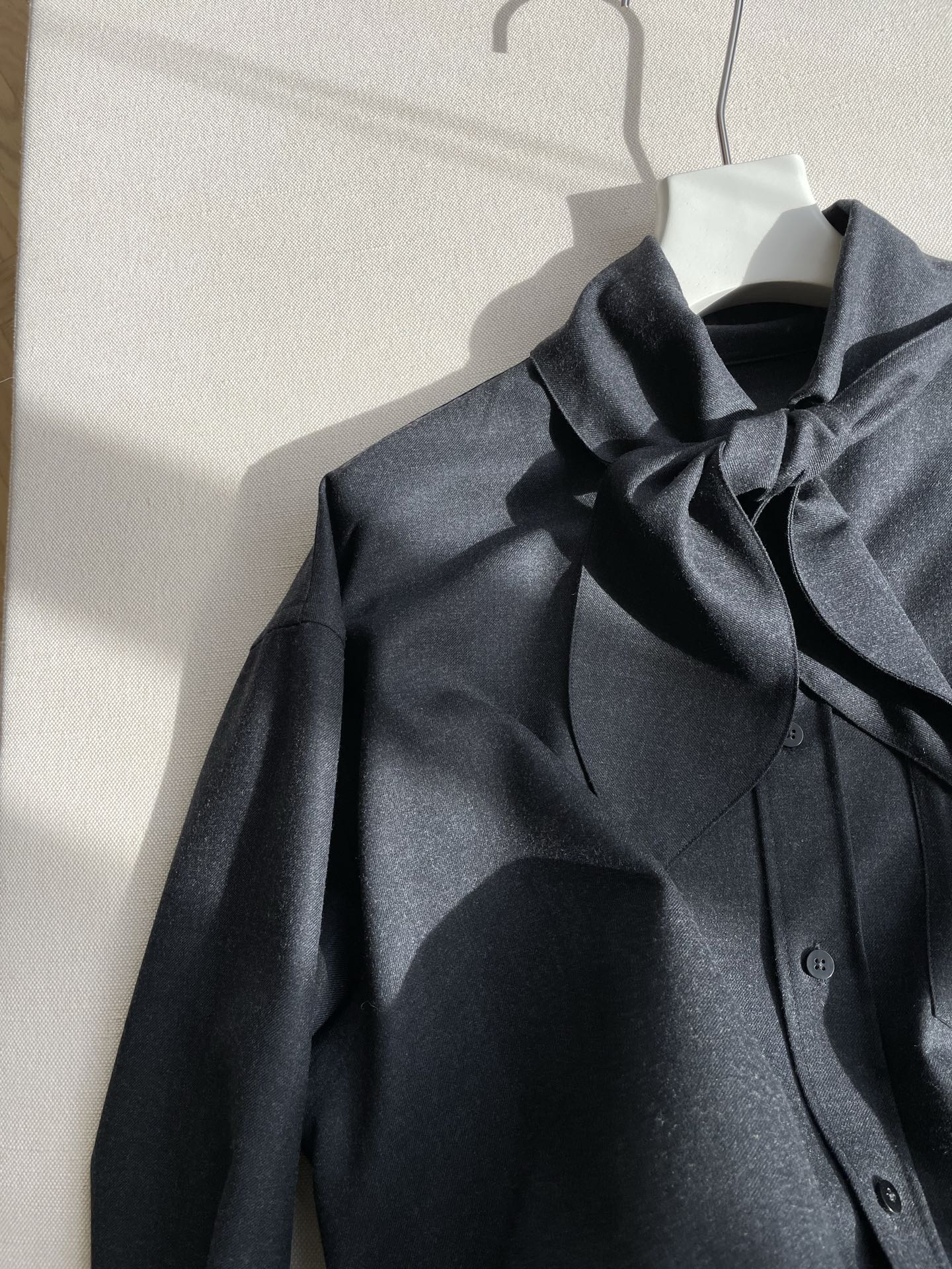 Title: Wool Blend Single-Rate Female Suit Description Summary: A wool blend suit with wool, viscose, and polyester fibers for warmth, softness, durability, and wrinkle resistance in S - 图片 3