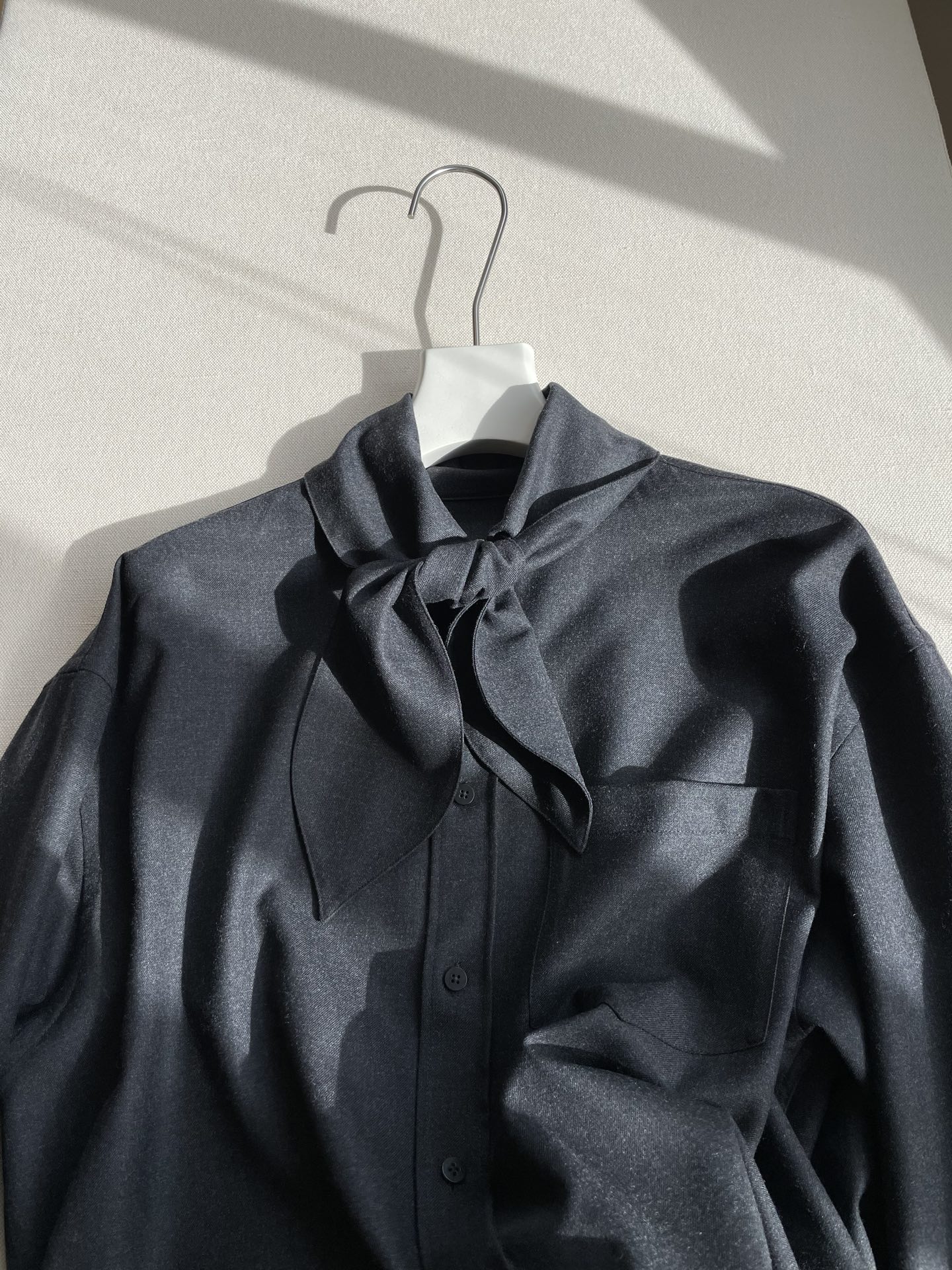 Title: Wool Blend Single-Rate Female Suit Description Summary: A wool blend suit with wool, viscose, and polyester fibers for warmth, softness, durability, and wrinkle resistance in S - 图片 2