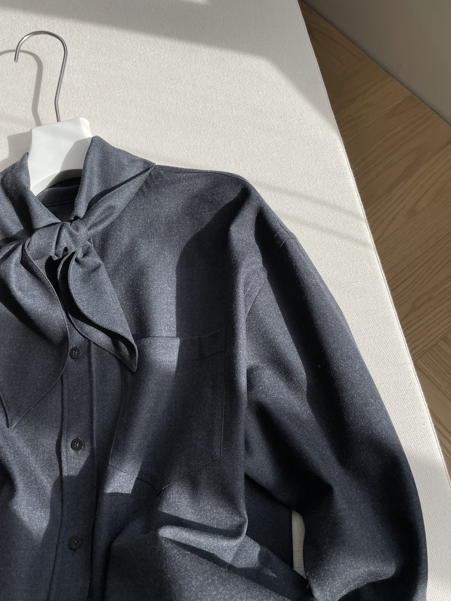 Title: Wool Blend Single-Rate Female Suit Description Summary: A wool blend suit with wool, viscose, and polyester fibers for warmth, softness, durability, and wrinkle resistance in S - 图片 5