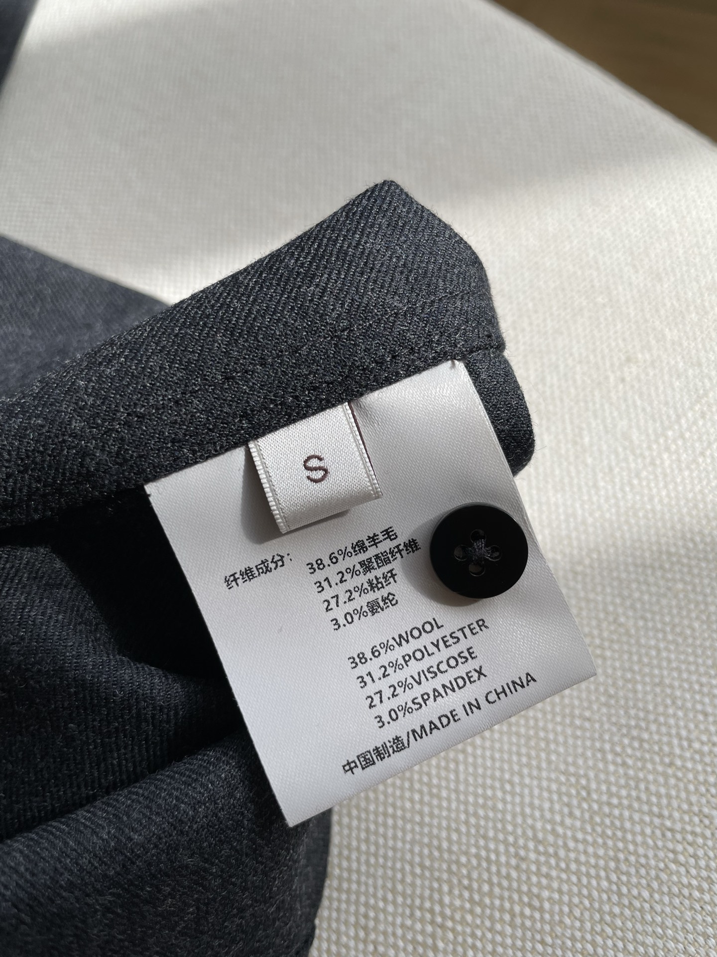 Title: Wool Blend Single-Rate Female Suit Description Summary: A wool blend suit with wool, viscose, and polyester fibers for warmth, softness, durability, and wrinkle resistance in S - 图片 6