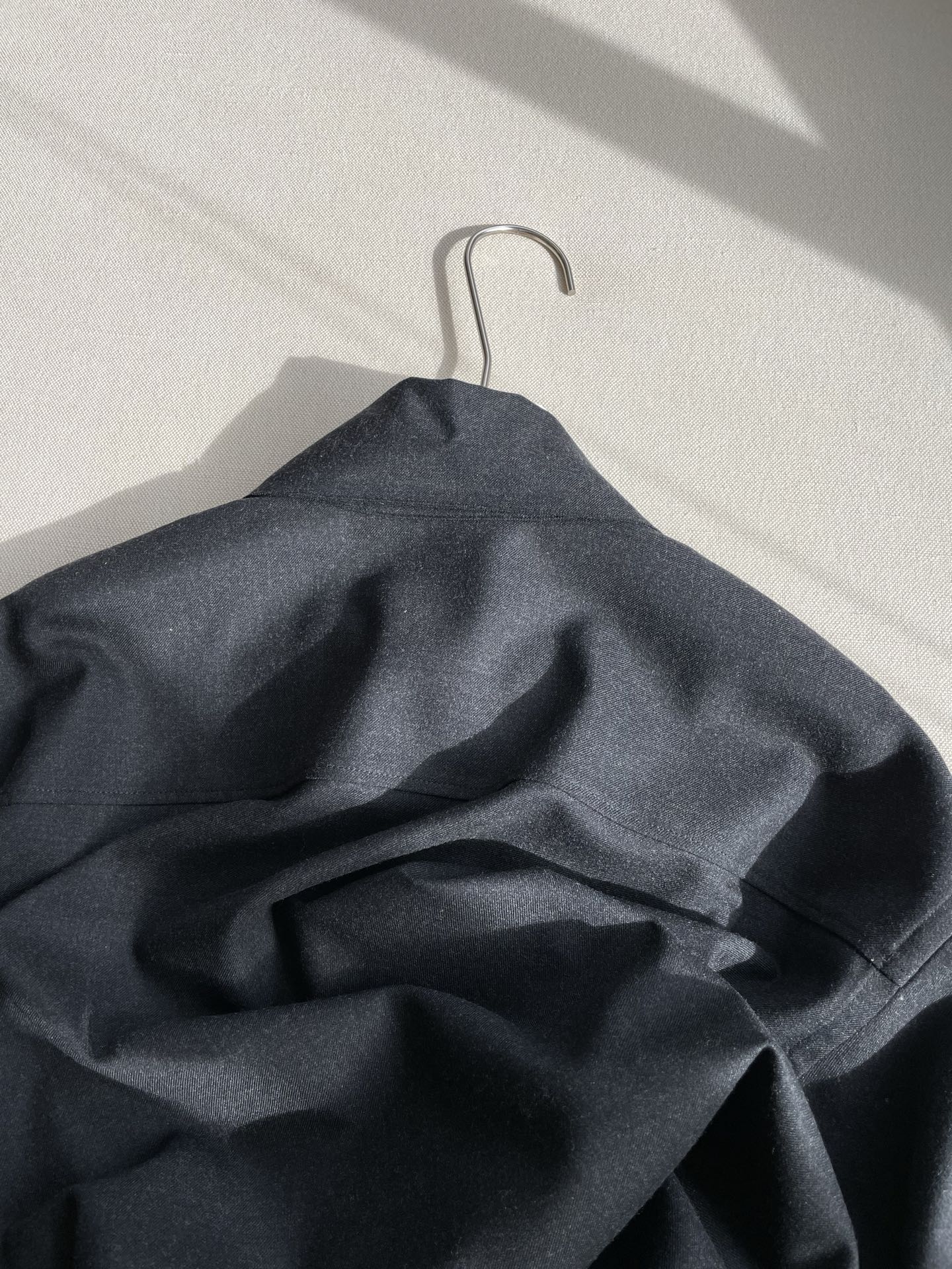 Title: Wool Blend Single-Rate Female Suit Description Summary: A wool blend suit with wool, viscose, and polyester fibers for warmth, softness, durability, and wrinkle resistance in S - 图片 8