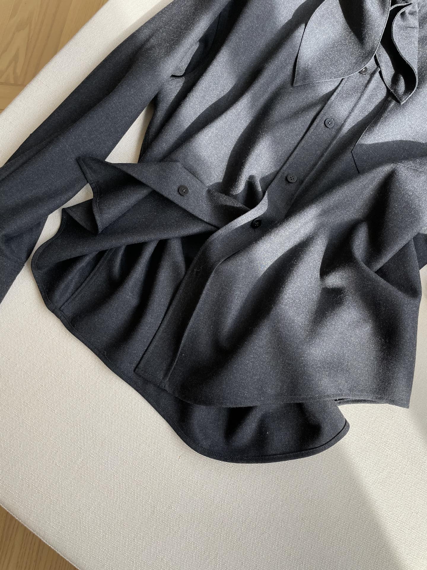Title: Wool Blend Single-Rate Female Suit Description Summary: A wool blend suit with wool, viscose, and polyester fibers for warmth, softness, durability, and wrinkle resistance in S - 图片 4
