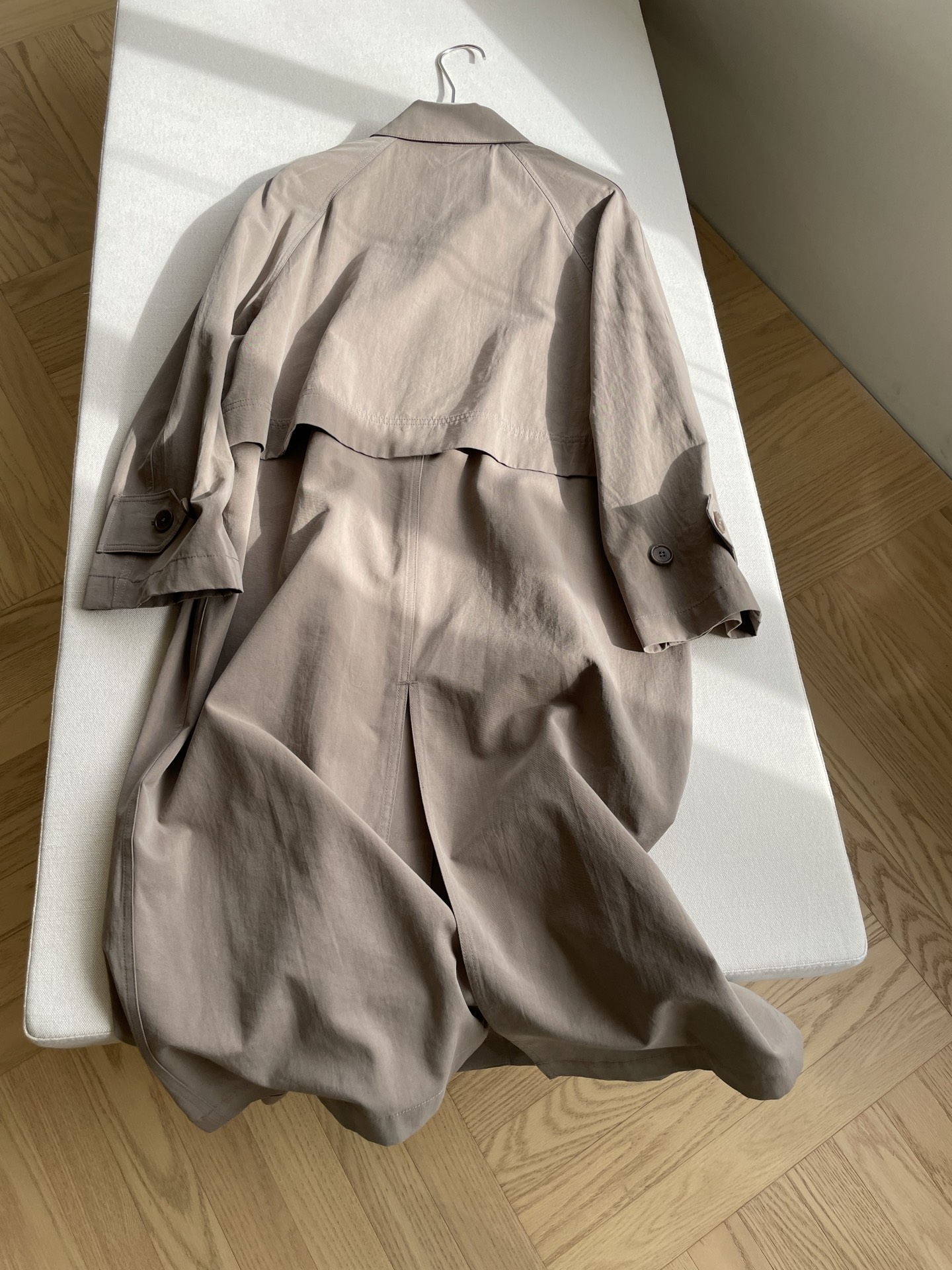 “Single-Rate Female Suit: Elegant Long Coat with Detailed Design and Anthropological Inspiration” - 图片 7