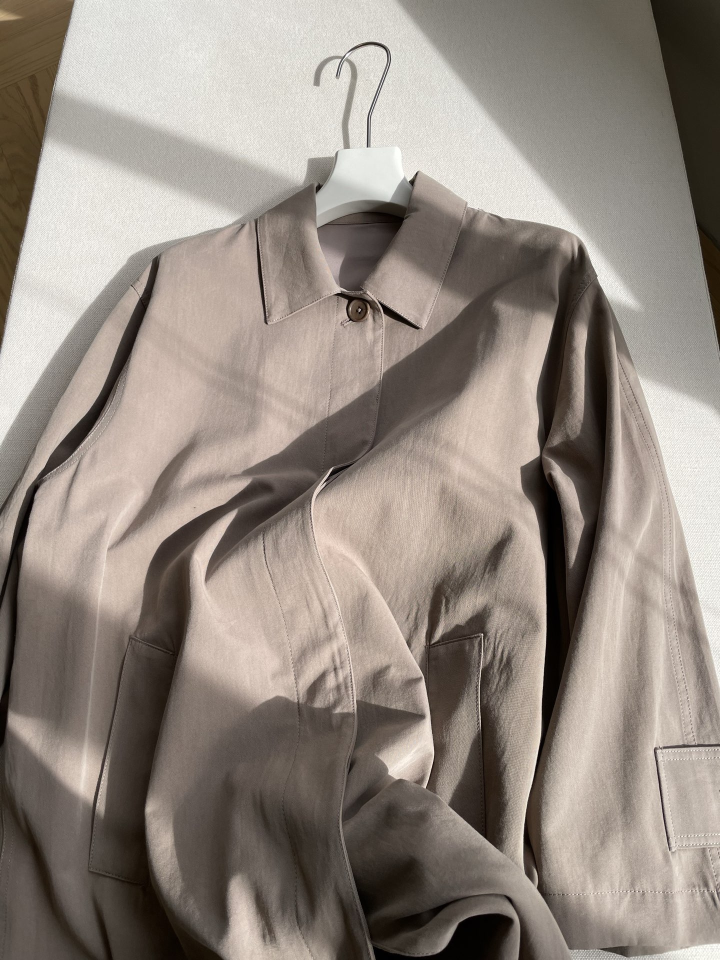 “Single-Rate Female Suit: Elegant Long Coat with Detailed Design and Anthropological Inspiration” - 图片 2