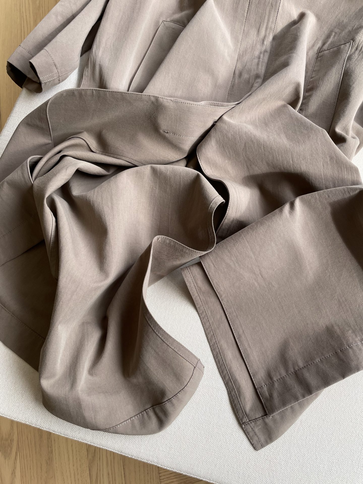 “Single-Rate Female Suit: Elegant Long Coat with Detailed Design and Anthropological Inspiration” - 图片 4