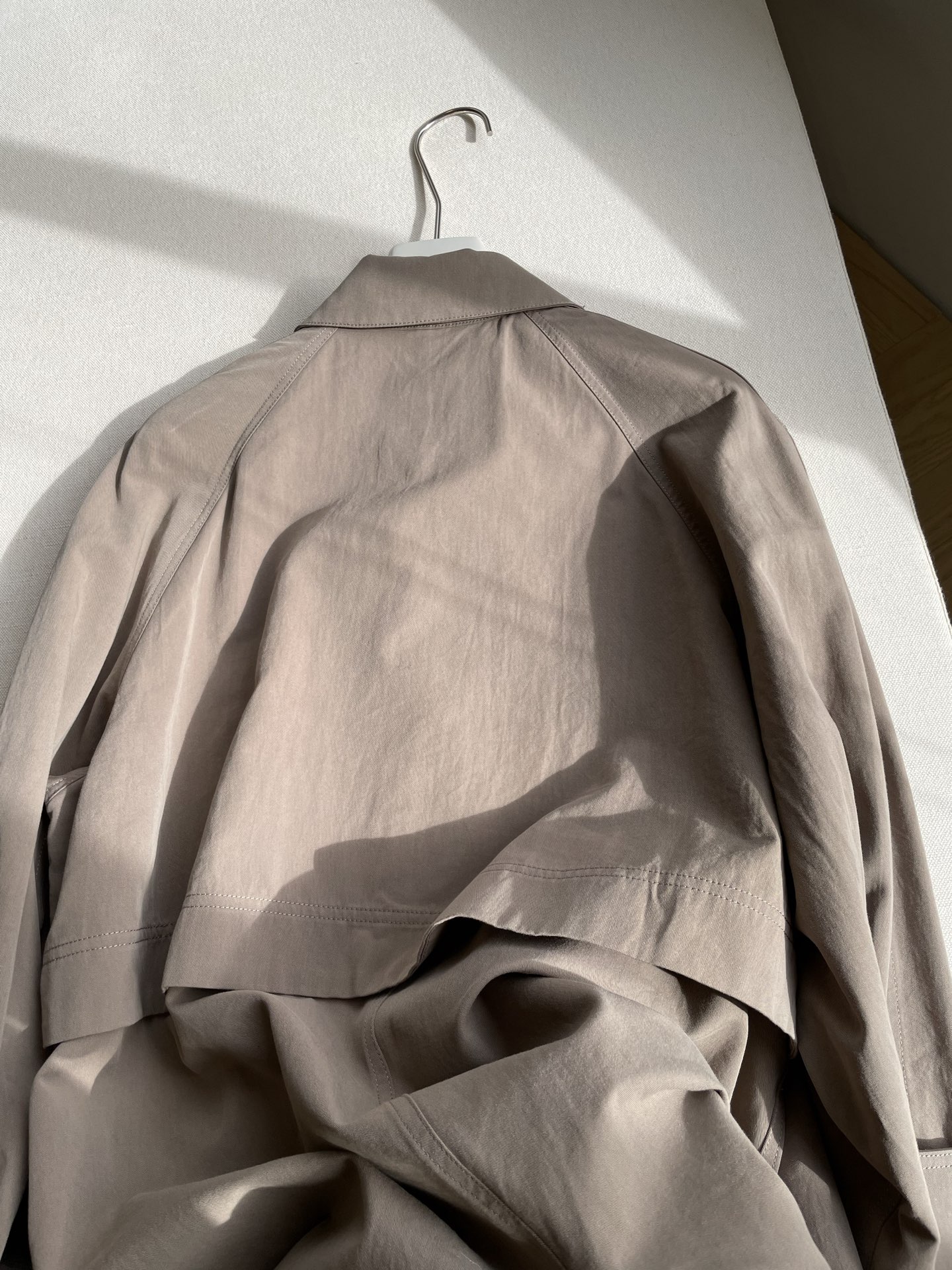 “Single-Rate Female Suit: Elegant Long Coat with Detailed Design and Anthropological Inspiration” - 图片 8