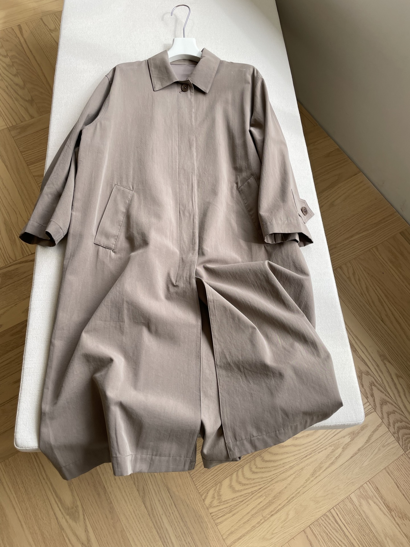 “Single-Rate Female Suit: Elegant Long Coat with Detailed Design and Anthropological Inspiration” - 图片 1