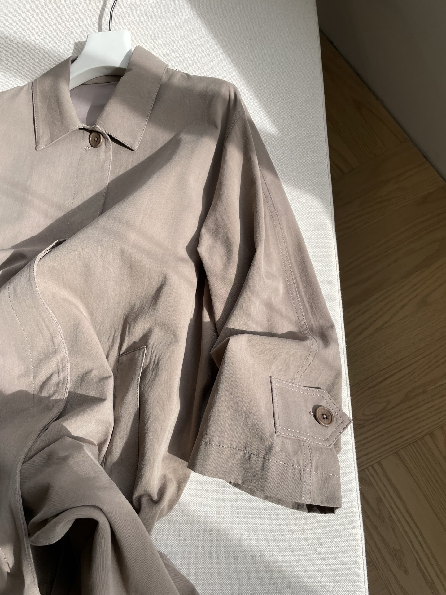 “Single-Rate Female Suit: Elegant Long Coat with Detailed Design and Anthropological Inspiration” - 图片 5