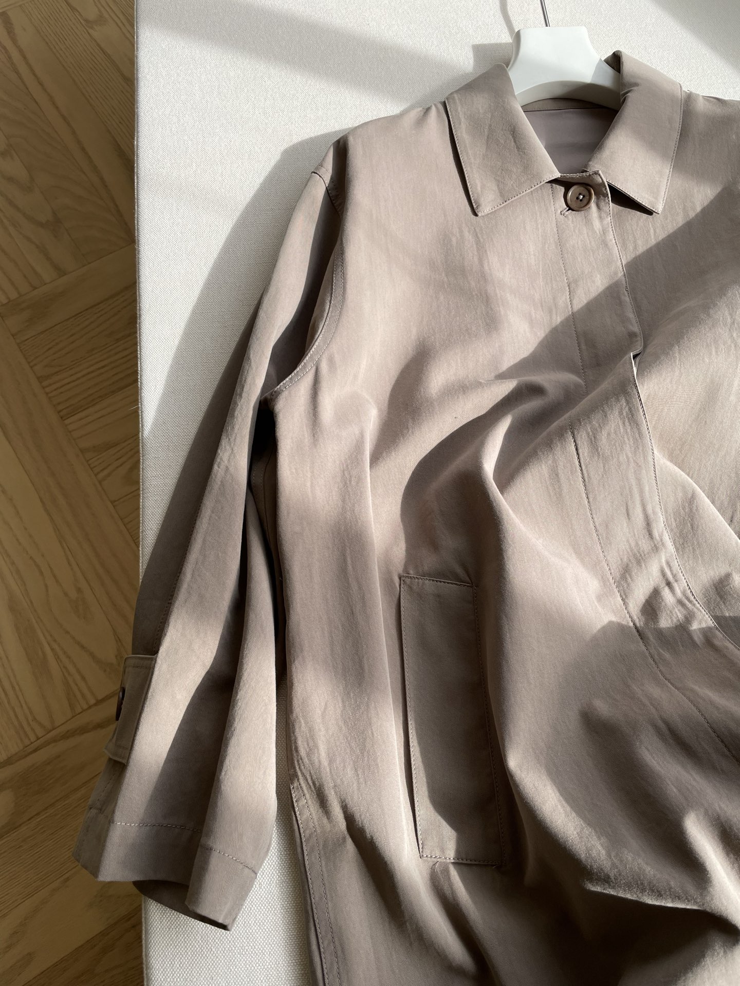 “Single-Rate Female Suit: Elegant Long Coat with Detailed Design and Anthropological Inspiration” - 图片 3