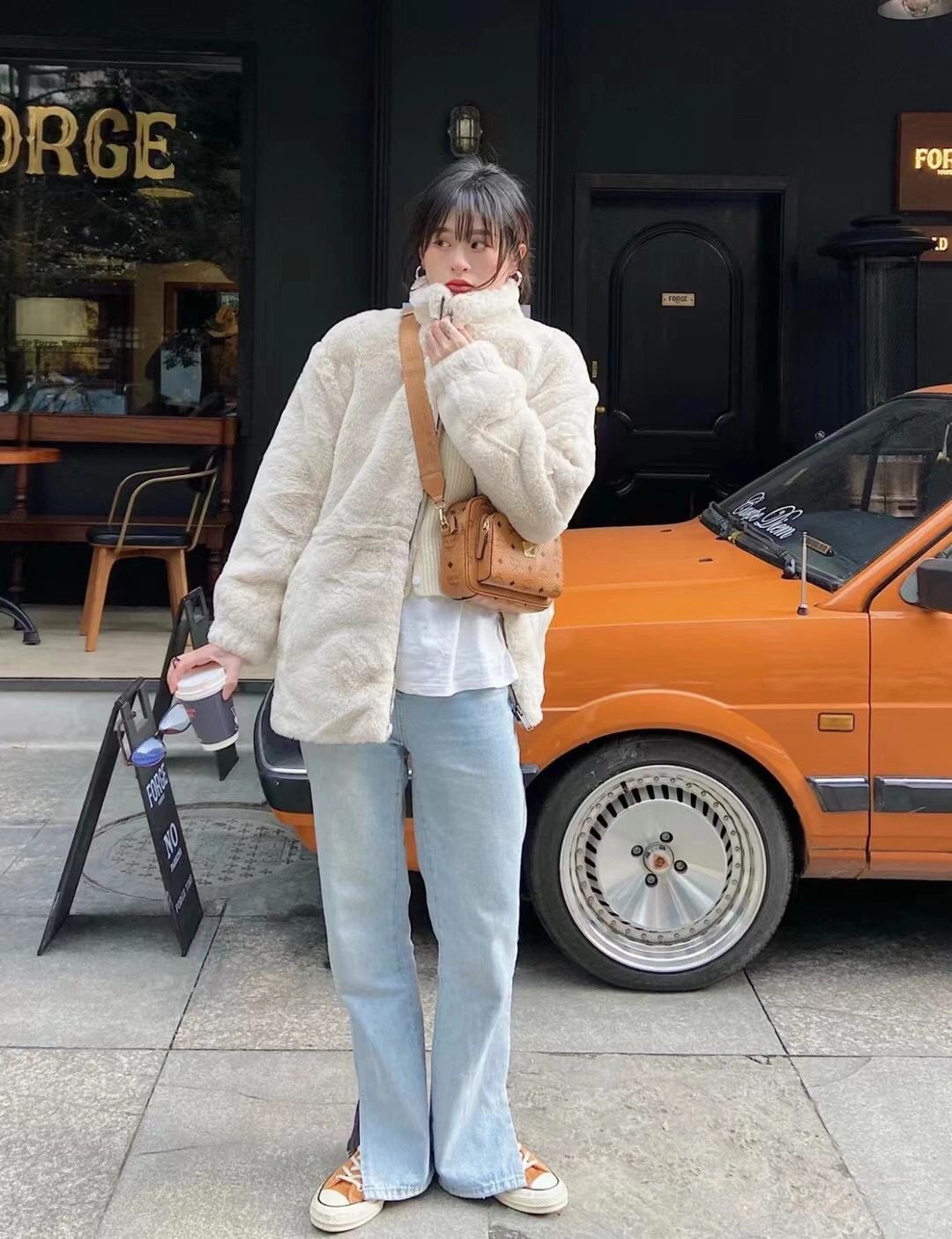 Zhao Liying's same MCM camera bag, pictures of beautiful women's upper body