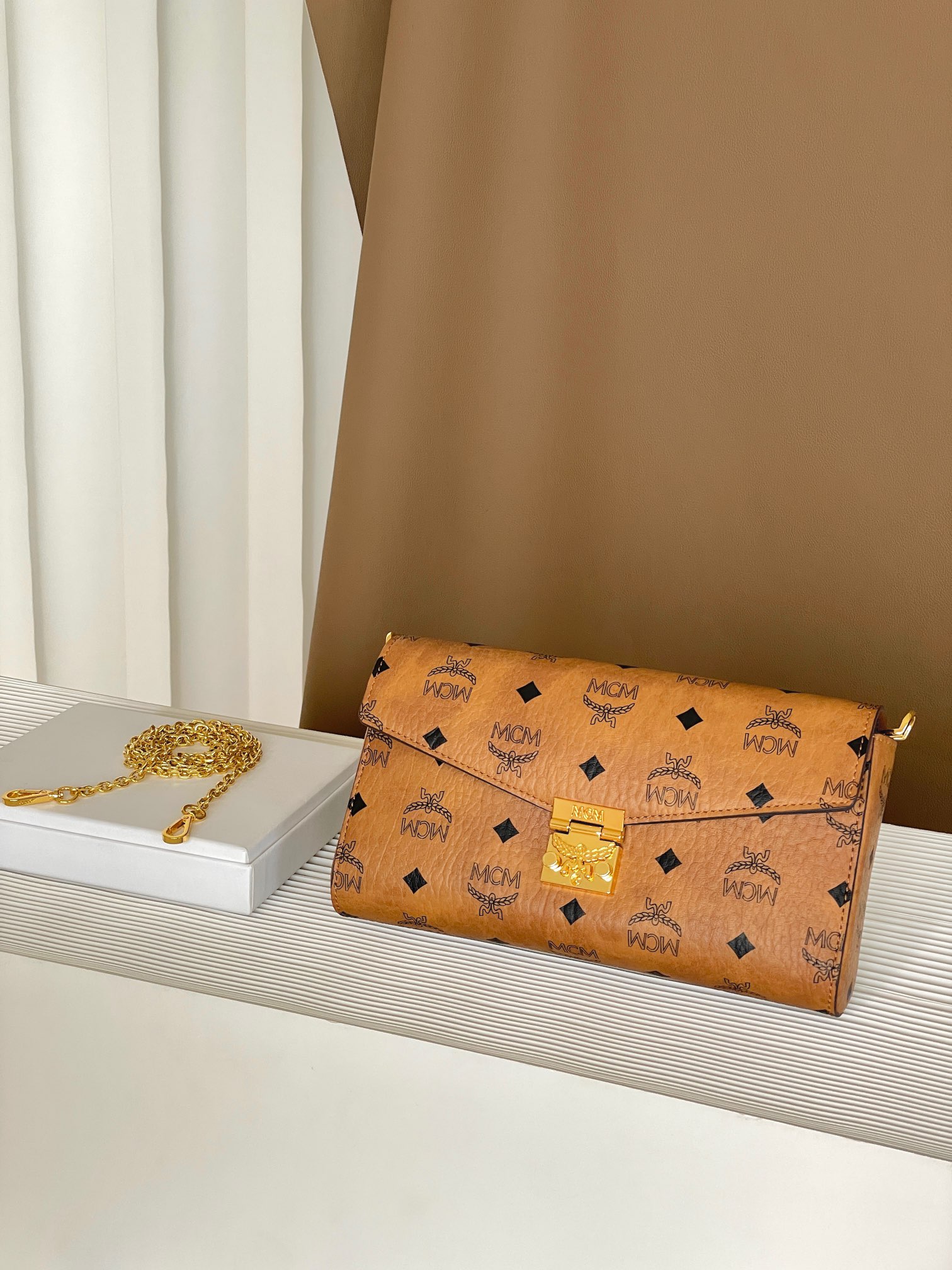 Top quality 💐 MCM Tracy Visetos Medium Chain Envelope Bag ✉️ Small size Medium size Exclusive®️ Monogram Full Print This extraordinary Tracy crossbody bag is made of Italian Visetos and Nappa leather. This classic shoulder bag is adorned with the iconic laurel leaf lock closure and features a lightweight full chain shoulder strap design, showcasing casual elegance. Model: MWRAAME01CO001 Size: 23.5*5*13.5cm Strap: 60cm drop length/detachable Closure: Laurel leaf lock closure Color: Cognac/Brown🏾 image 1