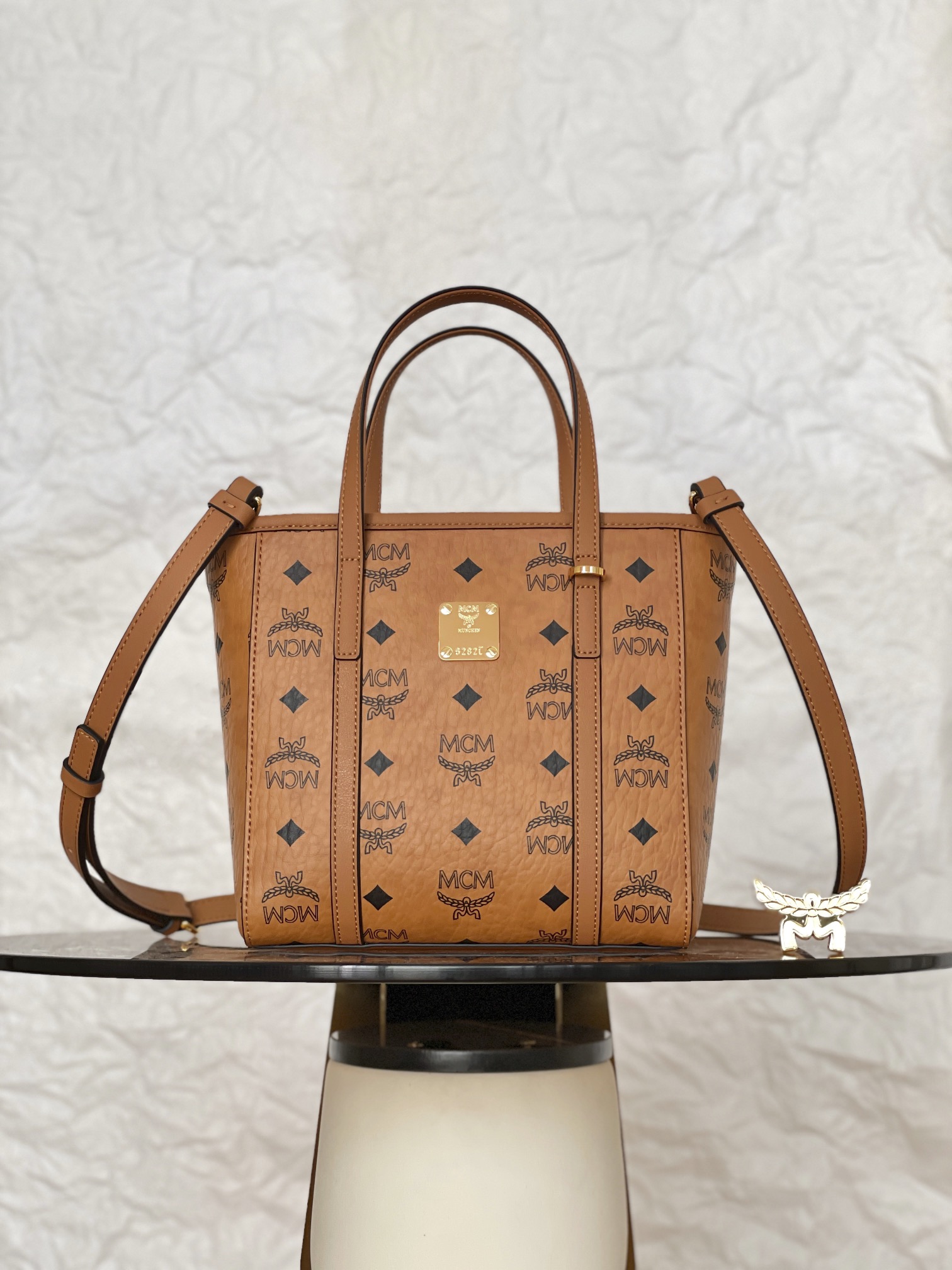 NO:175084,The new upgraded version is the highest version of the upgraded version of the classic vegetable basket shopping bag, the exclusive classic cognac brown upgrade, one-shoulder crossbody, the new version is on sale on the official website simultaneously!  Super classic food basket!  Matching, daily, functional, and cost-effective are all decisive!  A very good bag. Inherited in classic design. Various backing options. Simple and atmospheric. Very practical. Model MWPAATN04CO001 (new version) Size 19*9.5*18.5cm Shoulder strap 98-114cm/removable handle hang 10cm Color cognac/brown, MCM19860909新升级最高版本 升级版经典菜篮子购物袋   独家经典干邑棕色升级 单肩斜挎 官网同步在售新版！ 超级经典的菜篮子！搭配、日常、功能性、性价比都是决绝子！非常好的一款包.传承经典设计 多种背法选择 简单大气 实用性非常高. 型号MWPAATN04CO001（新版） 尺寸19*9.5*18.5cm 肩带98-114cm/可拆卸 把手垂长10cm 颜色干邑色/棕色,MCM,Bag