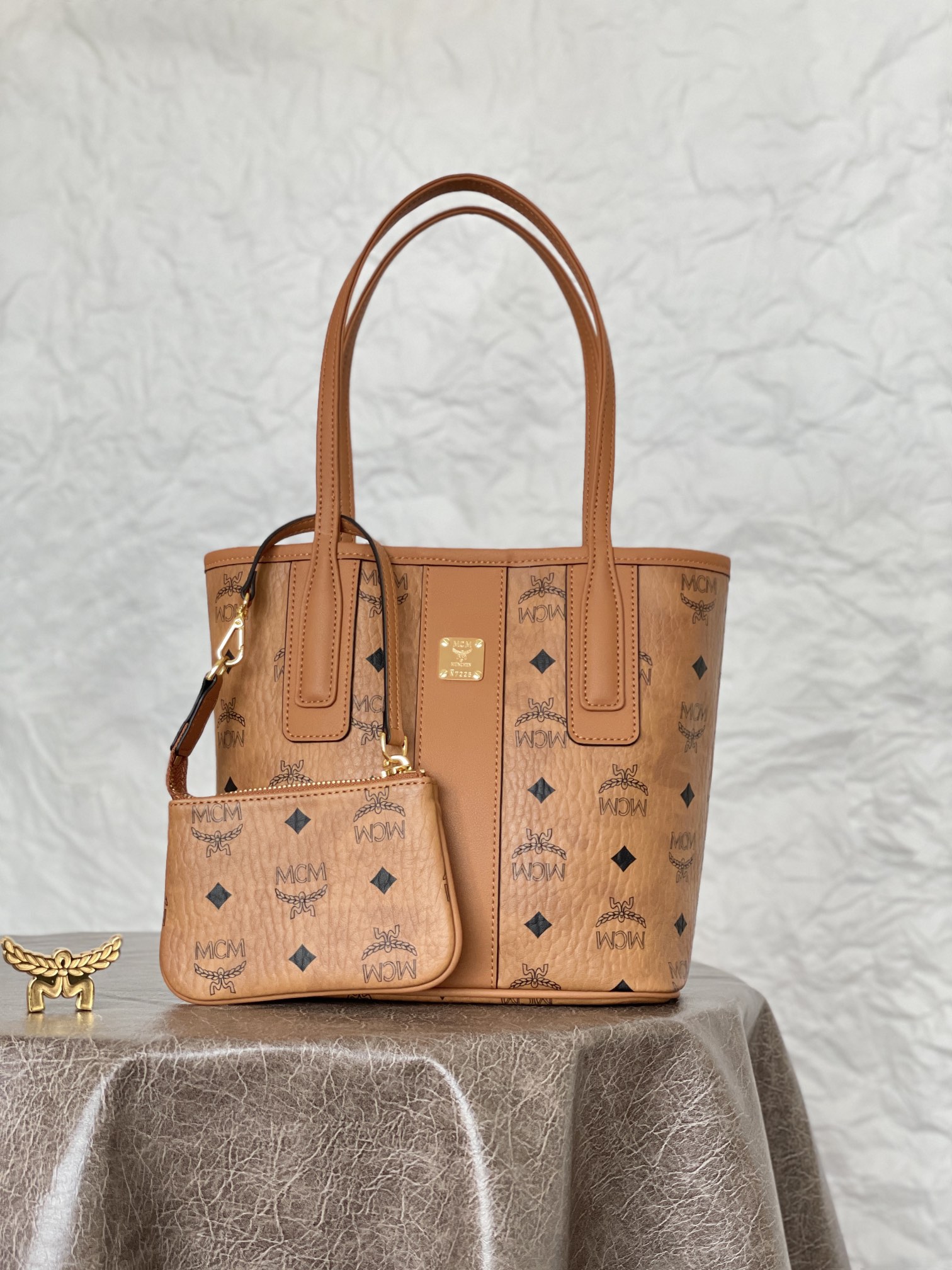 NO:175074,Newly upgraded Highest version Double-sided shopping bag totes Exclusive Classic Cognac Brown Classic MCM minimalism is presented through a modern minimalist design. This mini shopping bag is designed in a reduced version of the iconic Liz shopping bag style while retaining the widely loved functionality. The included independent clutch and double-sided cotton canvas fabric make this small carry-on bag more charming. Model MWPDSLRO2CO001 Size 28*11*20cm Handle hanging length 18cm Features Double-sided available/size double-pack Color Cognac/brown, MCM, totes, handbag19860909新升级最高版本  双面购物袋托特包 独家经典干邑棕色 经典的MCM极简主义通过现代简约风的设计呈现出来.这款迷你购物袋采用缩小版的标志性Liz购物袋款式设计,同时保留了广受喜爱的功能性.随附的独立手拿包及双面棉质帆布面料的使用,使这款小巧的随身包袋更具魅力. 型号MWPDSLRO2CO001 尺寸28*11*20cm 提手垂长18cm 特点双面可用/大小双包 颜色干邑色/棕色,MCM,totes,handbag,Bag