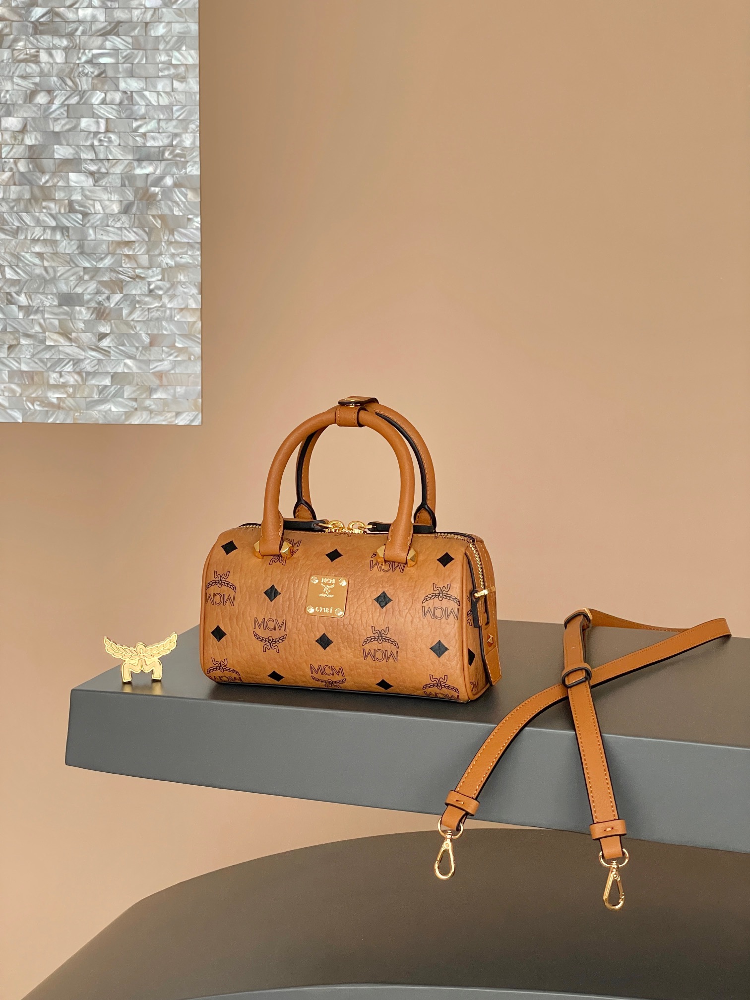 NO:175086,Newly upgraded, the highest version, the new upgraded Boston bag, exclusive classic cognac color, one-shoulder crossbody hand twist, the official website is on sale, this mini Boston bag has a new interpretation of the classic style, made of classic Visetos materials, expressing a tribute to MCM's travel philosophy. Its appearance is reminiscent of a weekend travel bag, with clean and neat lines and equipped with a lengthened zipper that is easy to open. The workmanship is fine and meticulous, and the top handle is hand-wrapped, needle seams and edges painted. Model MWBAASE03CO001 Size 18*8*9.5cm Shoulder straps 102-118cm Color Cognac/brown, MCM, travel bags19860909新升级最高版本   全新升级波士顿包 独家经典干邑色 单肩斜挎手拧 官网同步在售款 这款mini波士顿包对经典风格进行了全新演绎 采用经典Visetos材料制成,表达了向MCM根植于旅行理念的致敬.其外型让人联想起周末旅行包,采用干净利落的线条设计,并配有方便开启的加长拉链.做工精细,一丝不苟,顶部提手由手工进行缠绕、针缝和边缘上漆. 型号MWBAASE03CO001 尺寸18*8*9.5cm 肩带102-118cm 颜色干邑色/棕色,MCM,travel bags,Bag