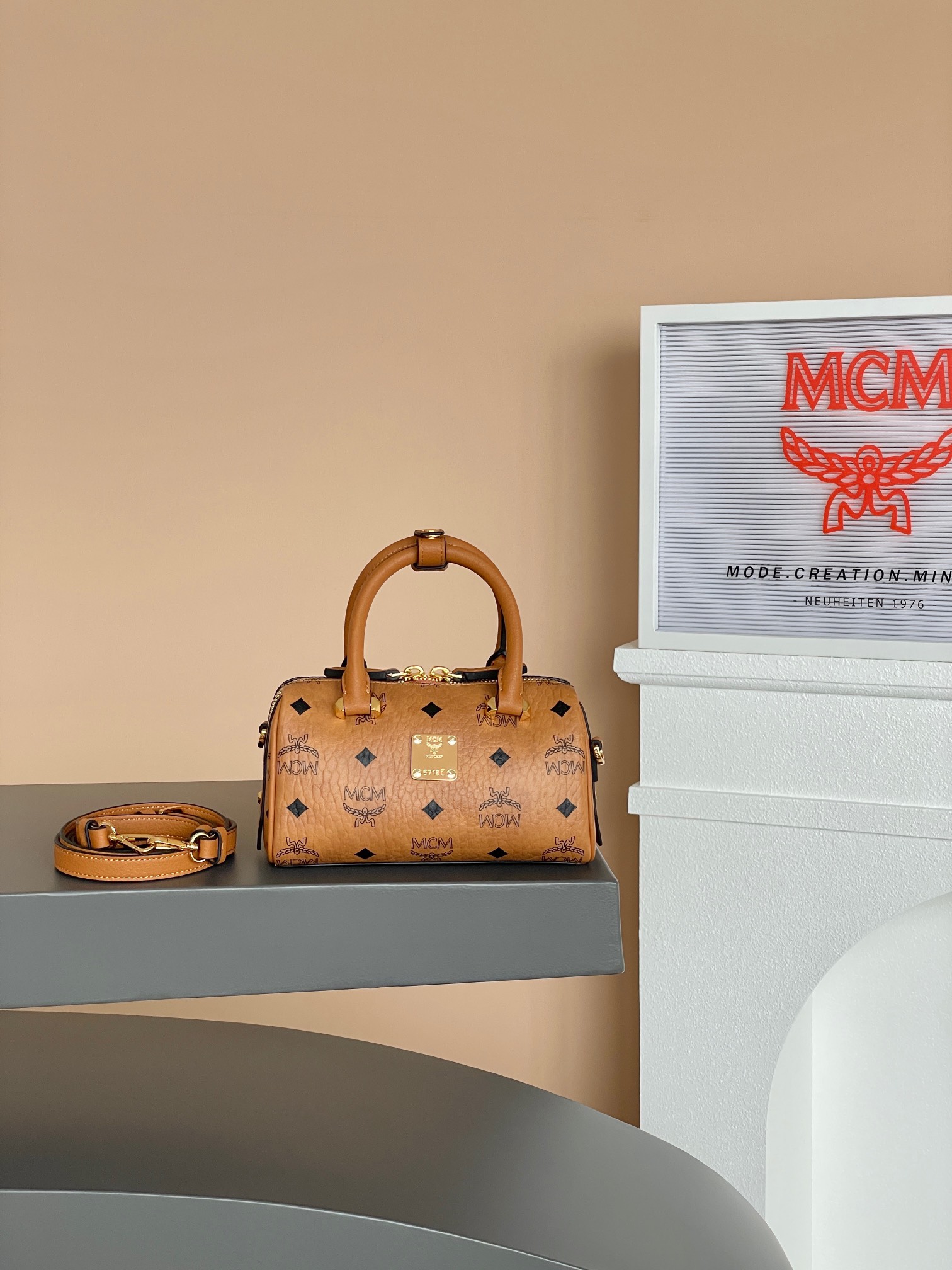 NO:175030,The highest version #Boston Pillow Bag Exclusive Classic Cognac Color One-shoulder Crossbody Hand-twist Official Website Simultaneously on sale This mini Boston Bag offers a new interpretation of the classic style. Made of classic Visetos materials, it expresses a tribute to MCM's rooted in travel concepts. Its appearance is reminiscent of weekend travel bags, with clean and neat lines and equipped with a lengthened zipper that is easy to open. It is finely crafted and meticulous, with the top handle hand-wrapped, needle seams and edges painted. Model MWBAASE03CO001 Size 18*8*9.5cm Shoulder straps 102-118cm Color Cognac/brown, MCM, travel bags19860909最高版本   #波士顿枕头包 独家经典干邑色 单肩斜挎手拧 官网同步在售款 这款mini波士顿包对经典风格进行了全新演绎 采用经典Visetos材料制成,表达了向MCM根植于旅行理念的致敬.其外型让人联想起周末旅行包,采用干净利落的线条设计,并配有方便开启的加长拉链.做工精细,一丝不苟,顶部提手由手工进行缠绕、针缝和边缘上漆. 型号MWBAASE03CO001 尺寸18*8*9.5cm 肩带102-118cm 颜色干邑色/棕色,MCM,travel bags,Bag