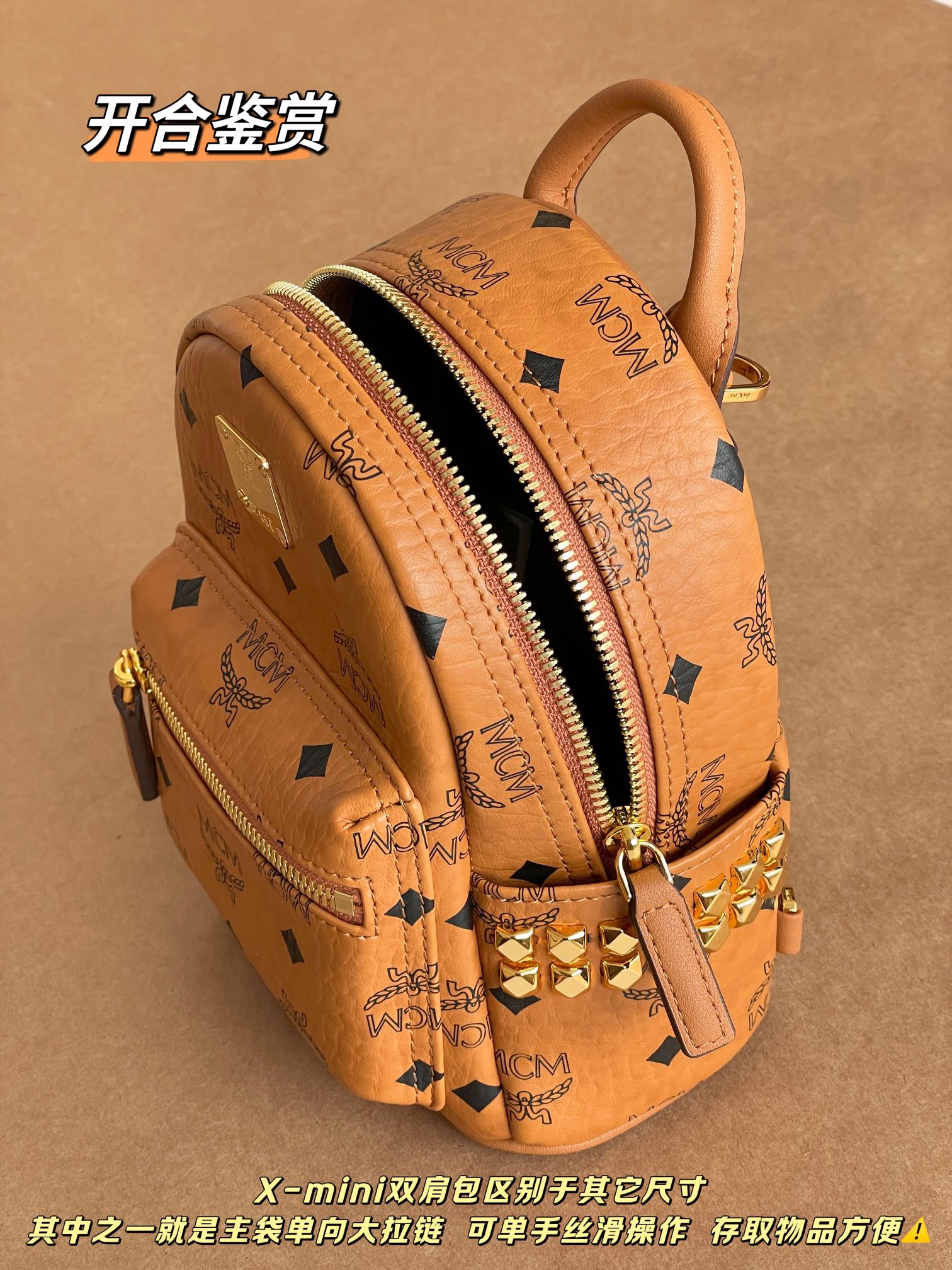 NO:175002,Space aesthetics The X-mini model is different from other sizes. Among them, the one-way large zipper can be used with one-handed silky operation, which is convenient to store and access items, and the space capacity is sufficient. The inner lining is elegant black and the main leather is full of fashionable feeling!  ,MCM19860909空间美学 X-mini型号区别于其他尺寸 其中单向大拉链 可单手丝滑操作 存取物品方便 空间容量足足. 内里皮料典雅黑配上主皮 时髦感拉满！,MCM,Bag