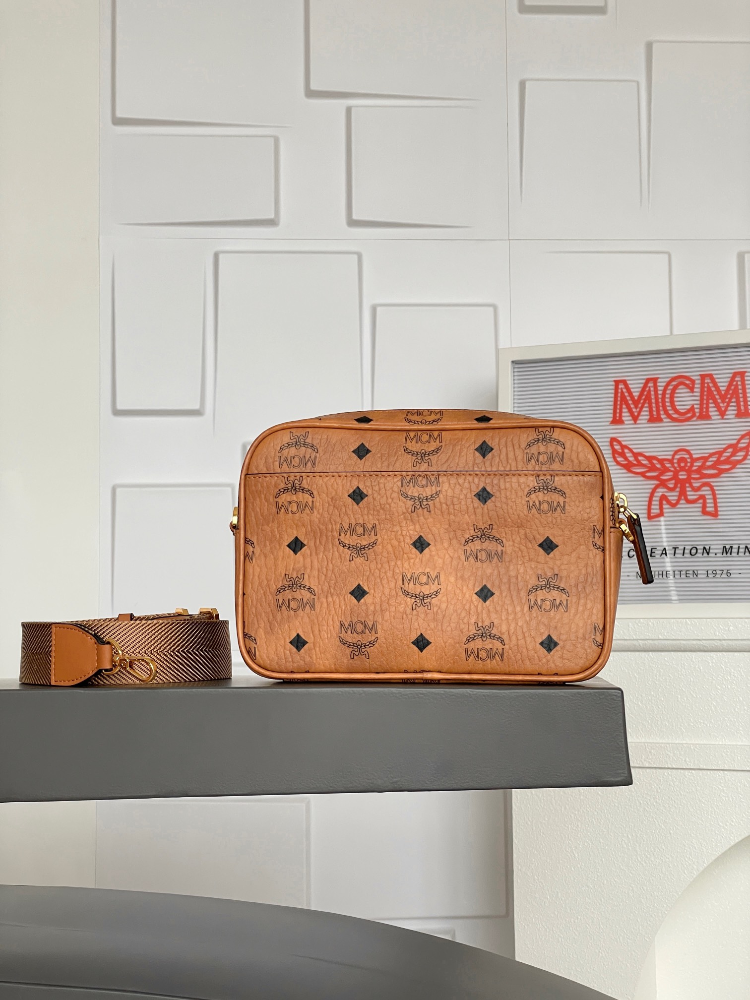 MCM Aren VisetosSmall cross-shoulder camera bagExclusive classic cognac