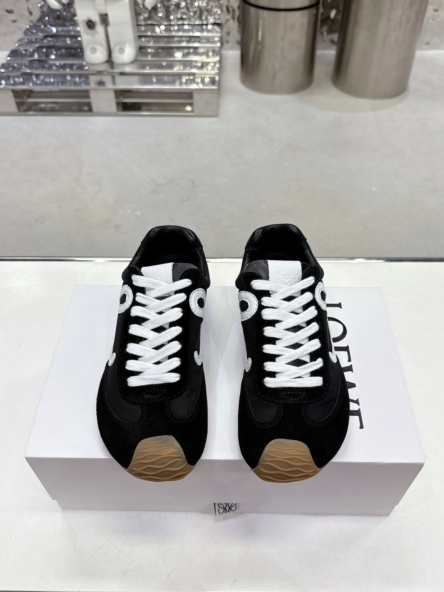 NO:240051,Luo Yiwei Ballet Runner 2.0 hot casual shoes are coming, with a small and fresh color-blocking design, suitable for a variety of versatile clothing, giving people a refreshing feeling. Imported head-layer cowhide injection molding logo technology, nylon tarp-proof cloth splicing matte velvet leather head-layer cowhide, preferably soft sheepskin foot feel super comfortable, anti-slip wear-resistant Tr material sole, non-rubber sole, size women's 35-40 men's 39-45 casual shoes/sports shoes, loewe, sneakers, cowhide, sheepskin19860909罗意威Ballet Runner 2.0爆款休闲鞋来袭,拼色小清新设计,适合更种各类百搭服饰,給人耳目一新的感觉.进口头层牛皮注塑Logo工艺,尼龙防水布拼接磨砂绒皮头层牛皮,优选柔软羊皮里脚感超级舒服,防滑耐磨Tr材质底,非橡胶底, 码数女款35-40 男款39-45,休闲鞋/运动鞋,loewe,sneakers,cowhide,sheepskin,Women's Shoes