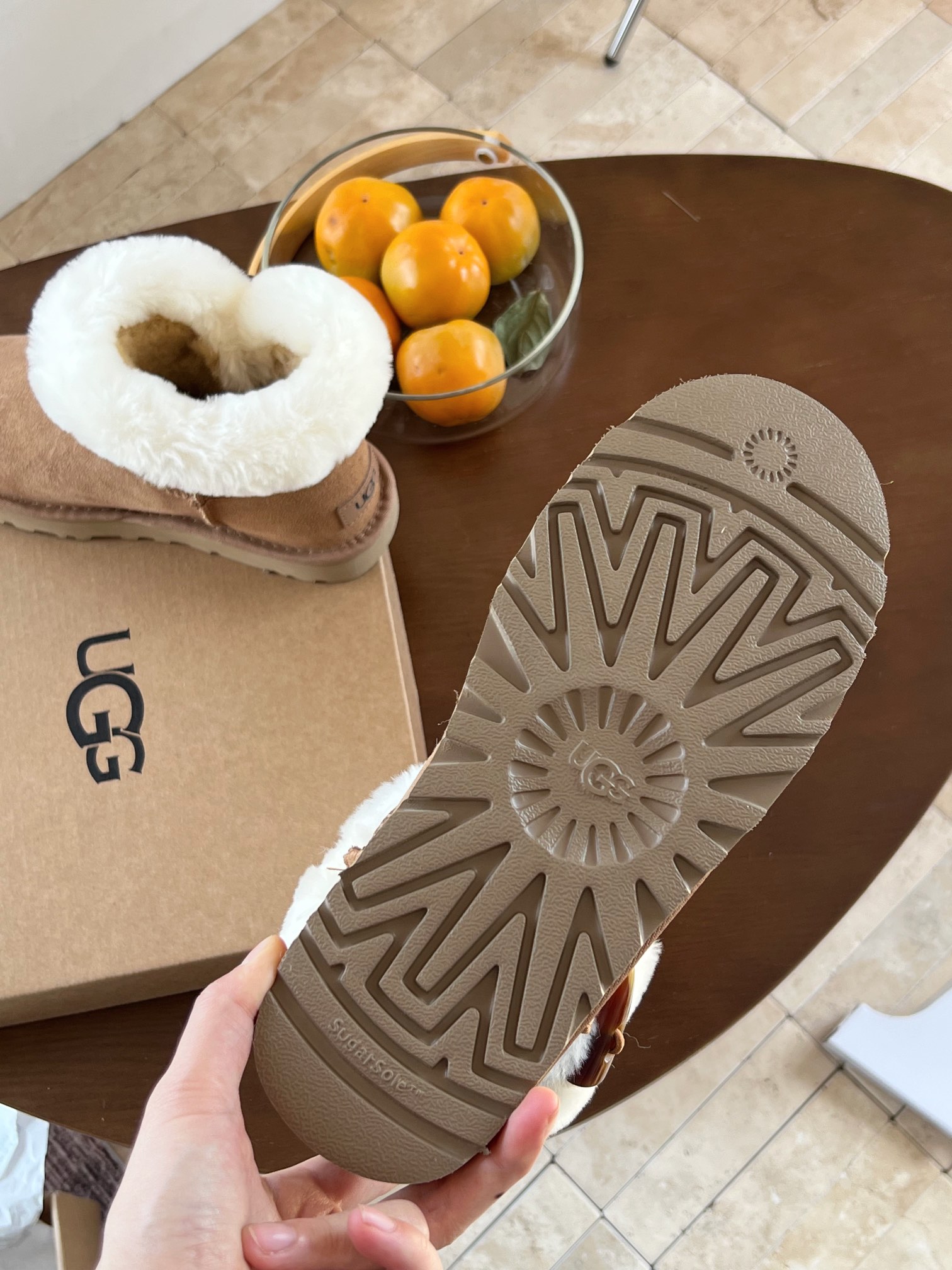 🔥𝐔𝐆𝐆 一粒牛角薄底👣▸版型很正，纯羊毛口翻毛，搭配上牛角扣，妥妥的大长腿girl👧🏻上脚超好看，内里