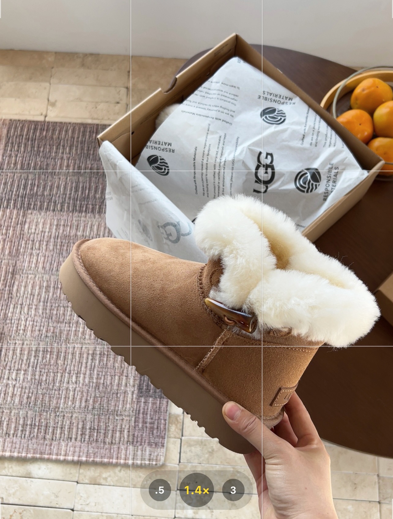 💰250🔥𝐔𝐆𝐆 厚底一粒牛角扣👣
▸版型很正，纯羊毛口翻毛，搭配上牛角扣，
妥妥的大长腿girl👧🏻上脚超好看，
内里纯羊毛，冬天呵护双脚，
学院风减龄又保暖🔥
颜色 栗色
Size：35-40