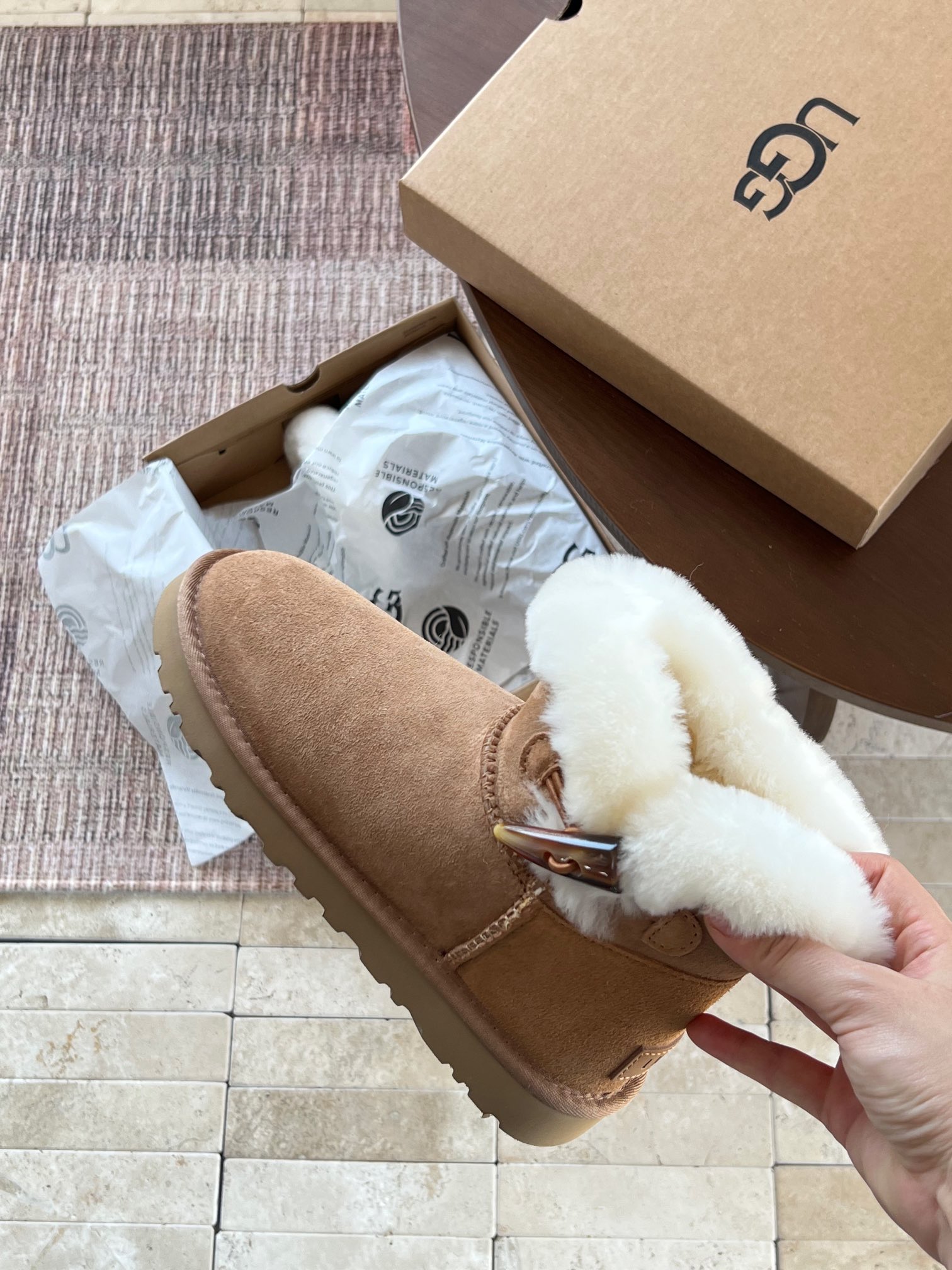🔥𝐔𝐆𝐆 一粒牛角薄底👣▸版型很正，纯羊毛口翻毛，搭配上牛角扣，妥妥的大长腿girl👧🏻上脚超好看，内里