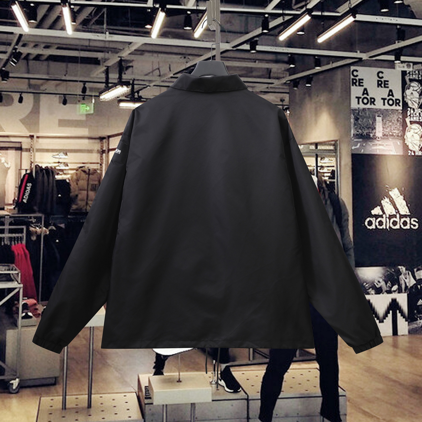 供货价:80💰『泉州贸易货』精选市场爆品,深秋必入款,原包装+原吊牌      (绣花，三标一致面料，尼龙斜，里料，聚脂纤维)    
专柜同款上市，本季主打，货源充足，放心主推，高端品质，即转即卖
【品牌】SY
【款号】8063翻领风衣绣
【颜色】黑色  紫色
【尺码】S-2XL