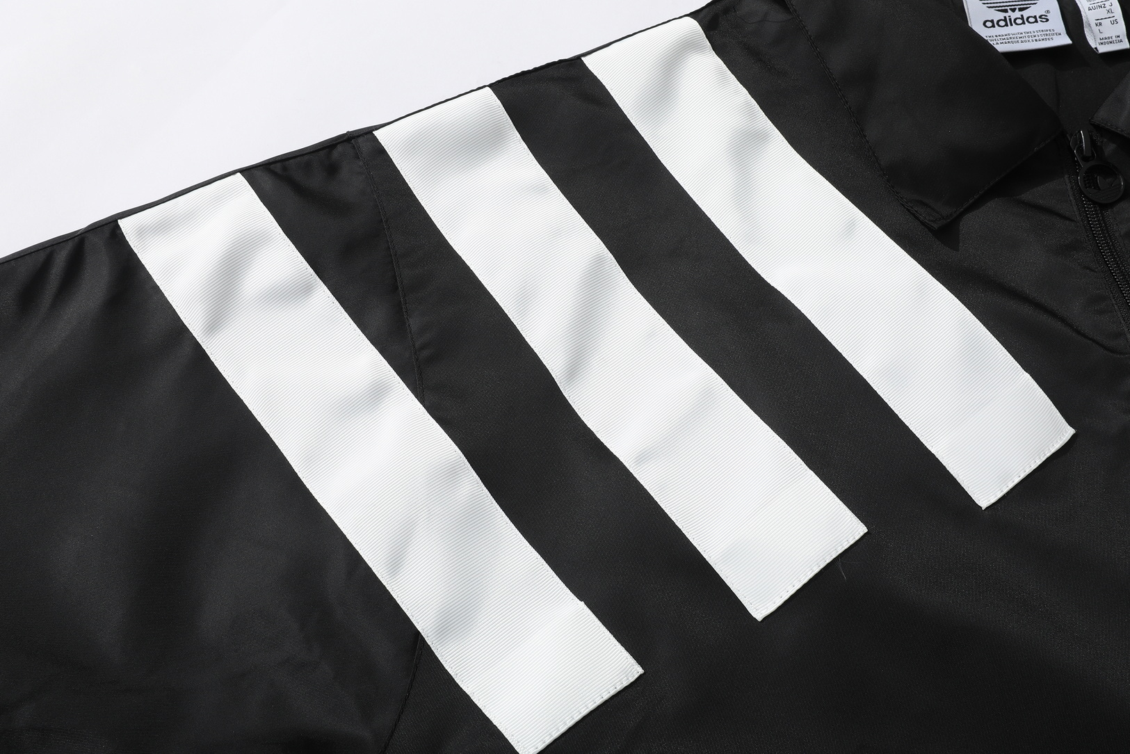 供货价:80💰『泉州贸易货』精选市场爆品,深秋必入款,原包装+原吊牌      (绣花，三标一致面料，尼龙斜，里料，聚脂纤维)    
专柜同款上市，本季主打，货源充足，放心主推，高端品质，即转即卖
【品牌】SY
【款号】8063翻领风衣绣
【颜色】黑色  紫色
【尺码】S-2XL