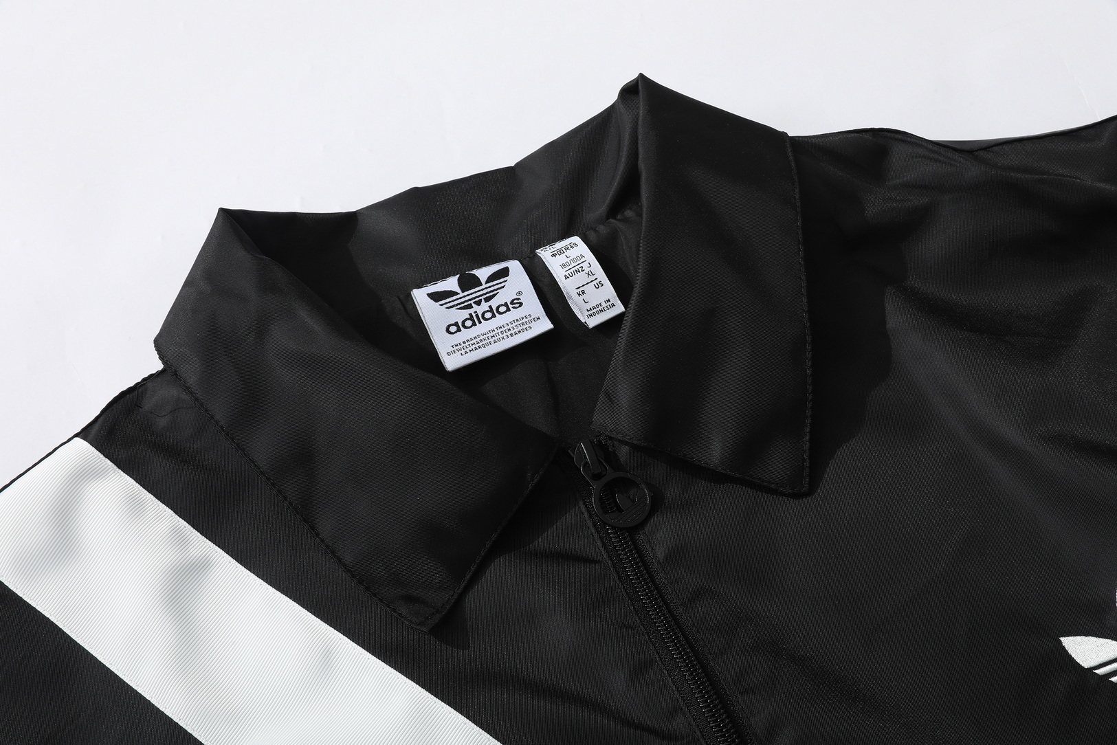 供货价:80💰『泉州贸易货』精选市场爆品,深秋必入款,原包装+原吊牌      (绣花，三标一致面料，尼龙斜，里料，聚脂纤维)    
专柜同款上市，本季主打，货源充足，放心主推，高端品质，即转即卖
【品牌】SY
【款号】8063翻领风衣绣
【颜色】黑色  紫色
【尺码】S-2XL