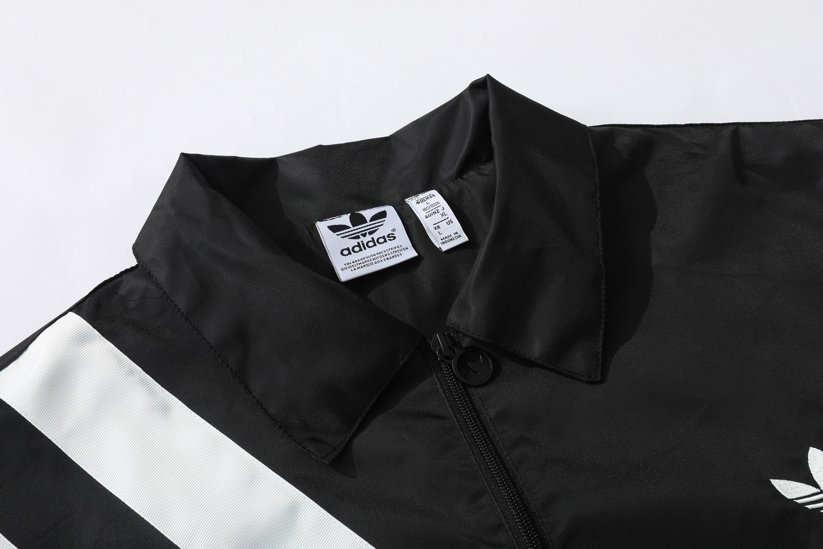 供货价:80💰『泉州贸易货』精选市场爆品,深秋必入款,原包装+原吊牌      (绣花，三标一致面料，尼龙斜，里料，聚脂纤维)    
专柜同款上市，本季主打，货源充足，放心主推，高端品质，即转即卖
【品牌】SY
【款号】8063翻领风衣绣
【颜色】黑色  紫色
【尺码】S-2XL